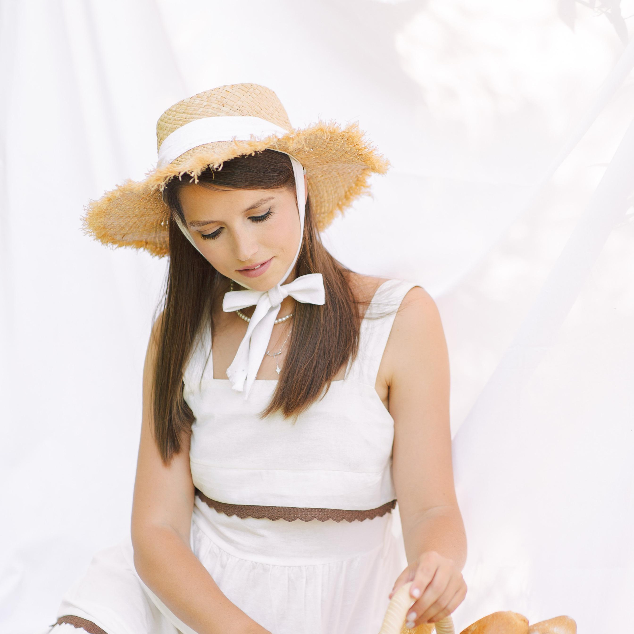 Концептуальная фотосессия с белым бельем в саду. Алсу Девели. Фотограф в Алании в Турции, Аланья, Сиде, Белек, Анталия, Кемер, Конаклы, Окурджалар. Фотосъемки в Алании. Фотосессия в Алания