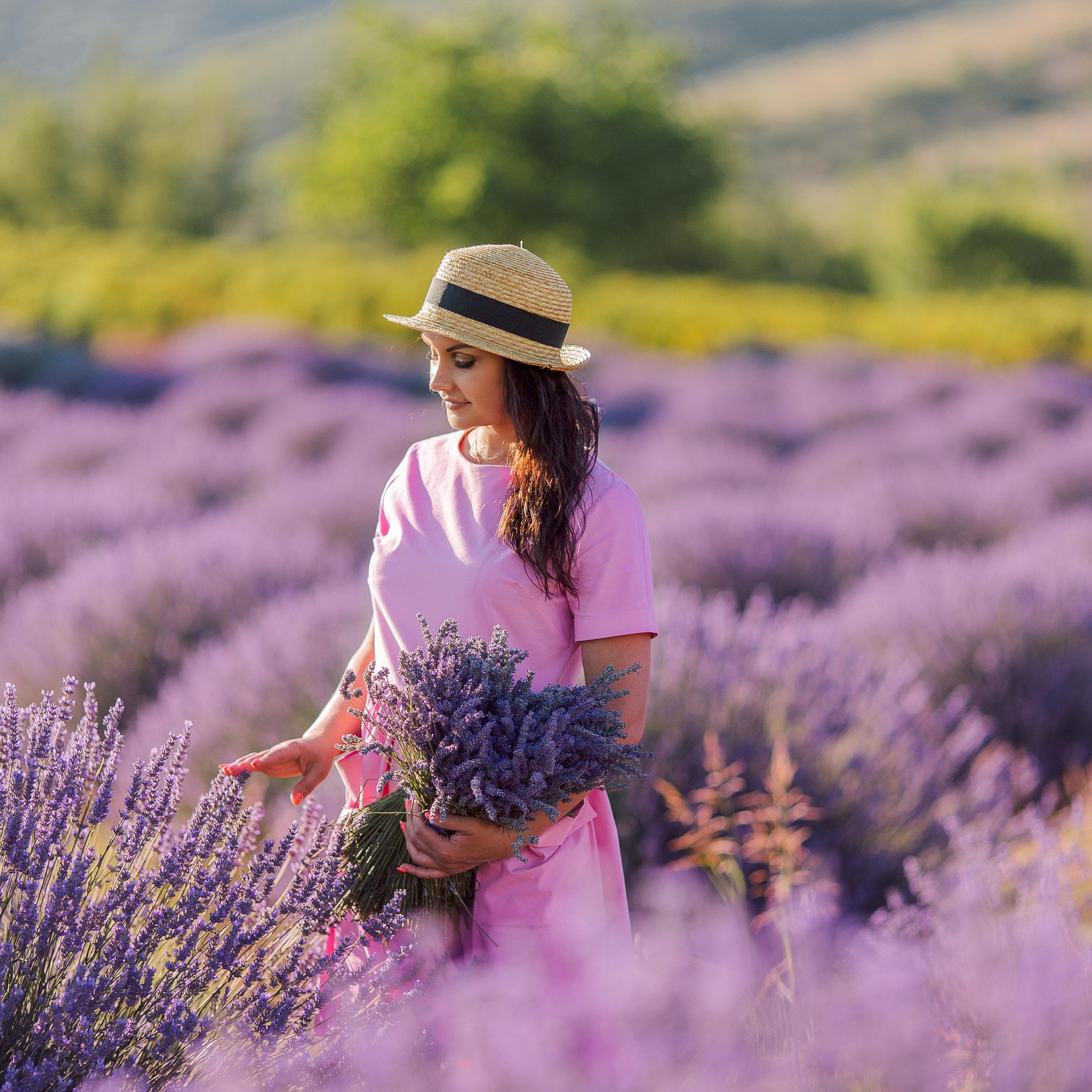Individual photo session in a lavender field. Alsu Develi, Photographer in Turkey, Alanya, Side, Belek, Antalya, Kemer, Turkiye. Photoshooting in Alanya. Photosession in Belek, Side