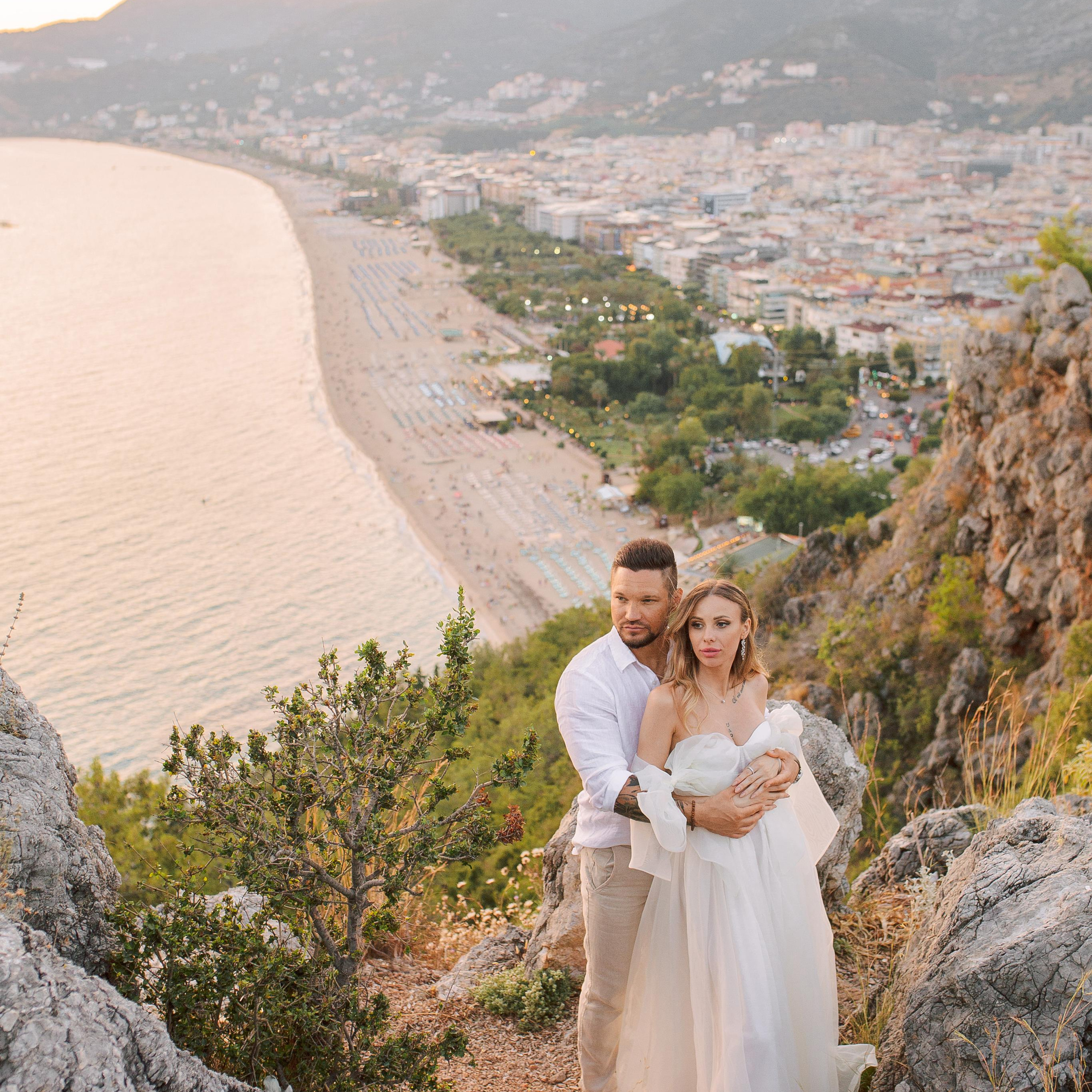 Утес. Свадебная фотосессия на краю обрыва. Алсу Девели. Фотограф в Алании в Турции, Аланья, Сиде, Белек, Анталия, Кемер, Конаклы, Окурджалар. Фотосъемки в Алании. Фотосессия в Алания