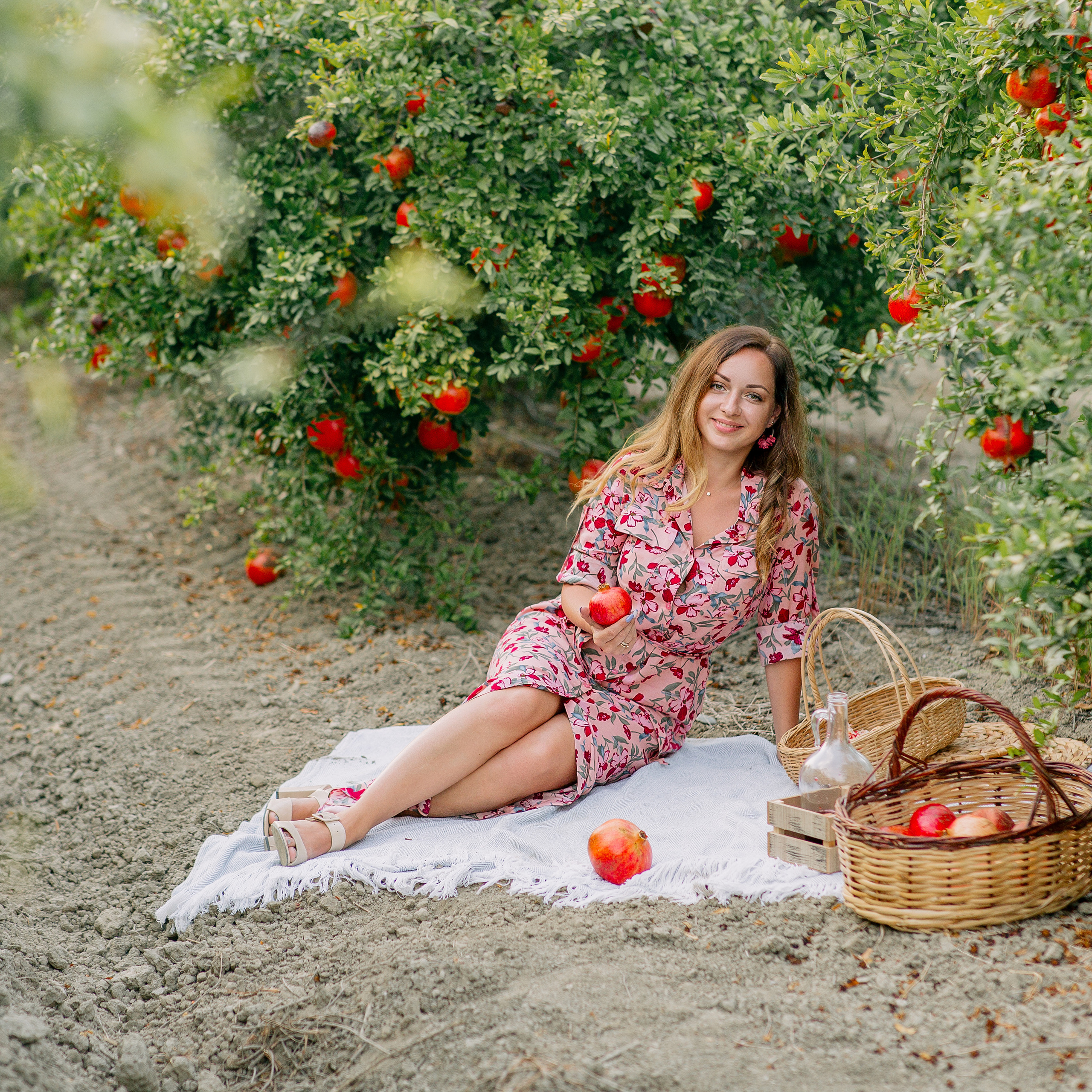 Семейная фотосессия в гранатовом саду. Алсу Девели. Фотограф в Алании в Турции, Аланья, Сиде, Белек, Анталия, Кемер, Конаклы, Окурджалар. Фотосъемки в Алании. Фотосессия в Алания