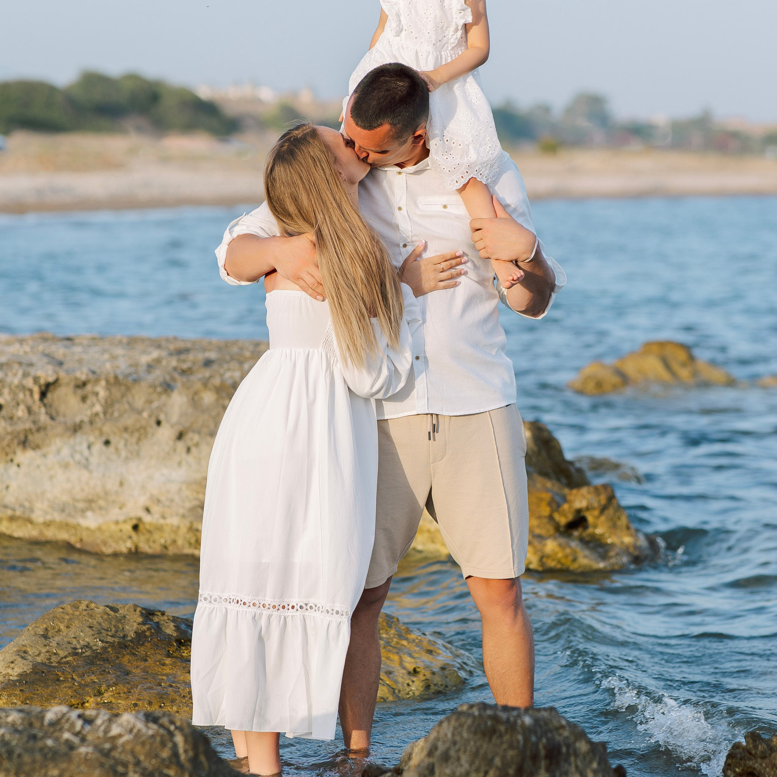 Beach. Sunset. Family photo session on the beach in Side at sunset. Alsu Develi, Photographer in Turkey, Alanya, Side, Belek, Antalya, Kemer, Turkiye. Photoshooting in Alanya. Photosession in Belek, Side