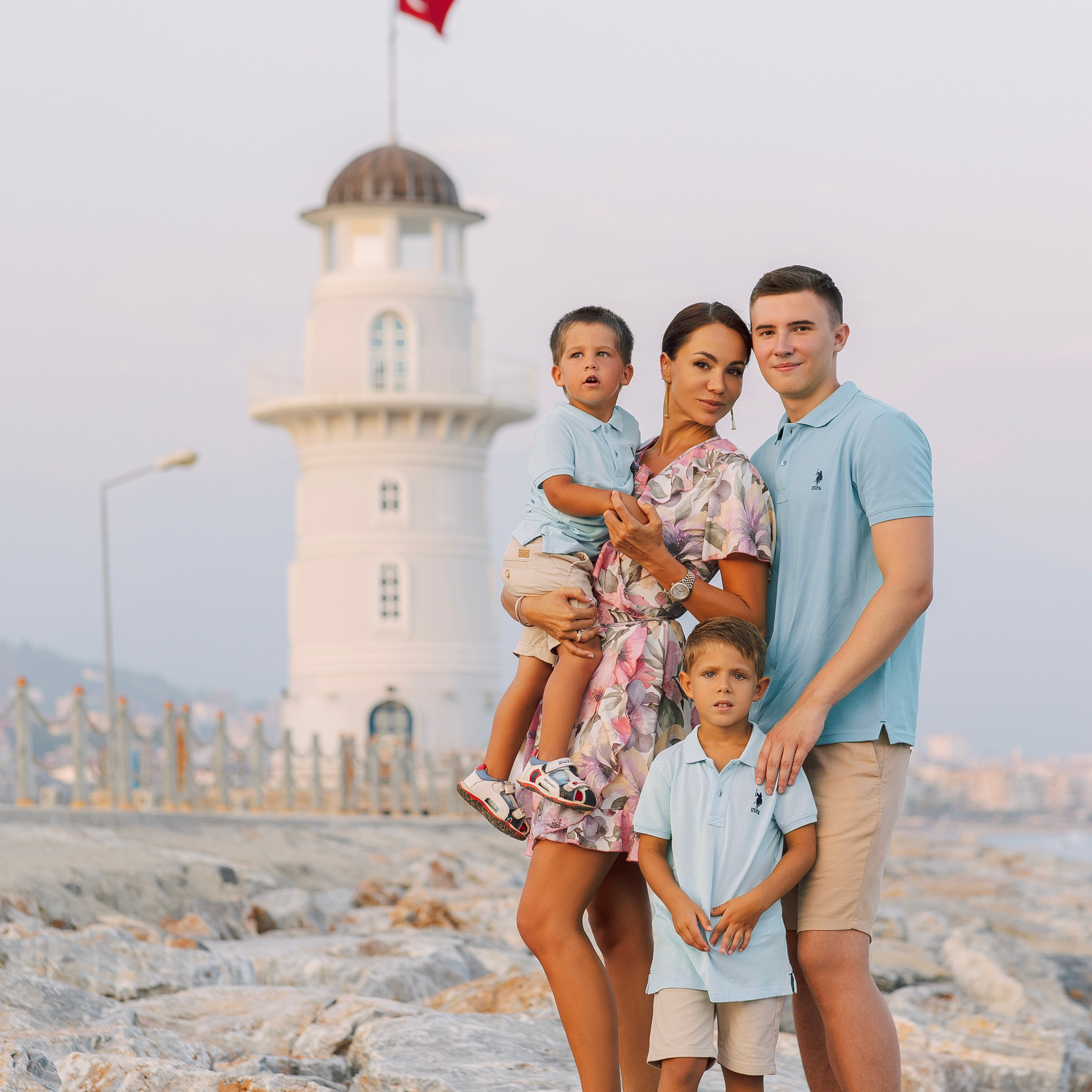 Фотосессия для большой и нарядной семьи в порту Аланьи. Алсу Девели. Фотограф в Алании в Турции, Аланья, Сиде, Белек, Анталия, Кемер, Конаклы, Окурджалар. Фотосъемки в Алании. Фотосессия в Алания