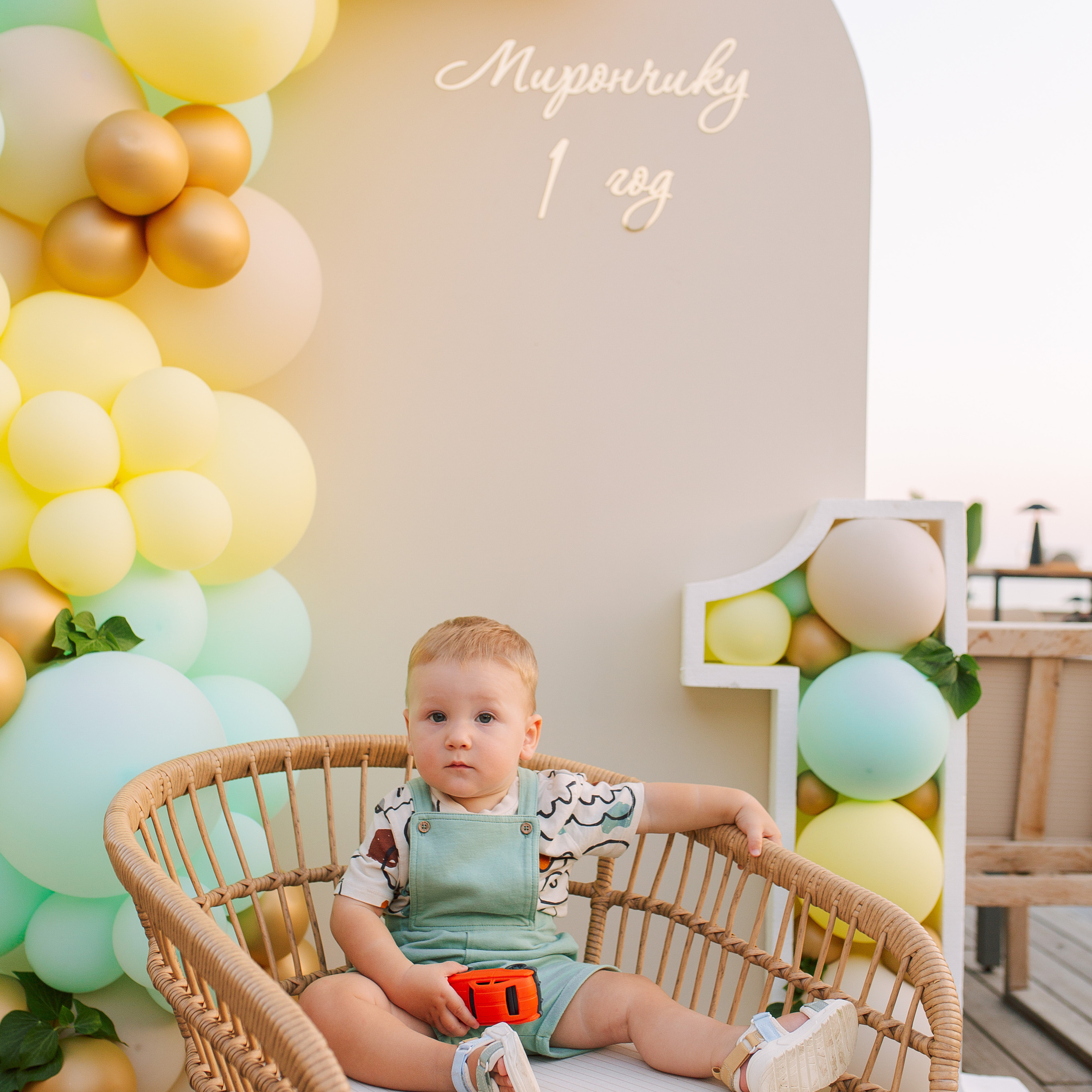 Birthday photosession in a cafe. Alsu Develi, Photographer in Turkey, Alanya, Side, Belek, Antalya, Kemer, Turkiye. Photoshooting in Alanya. Photosession in Belek, Side