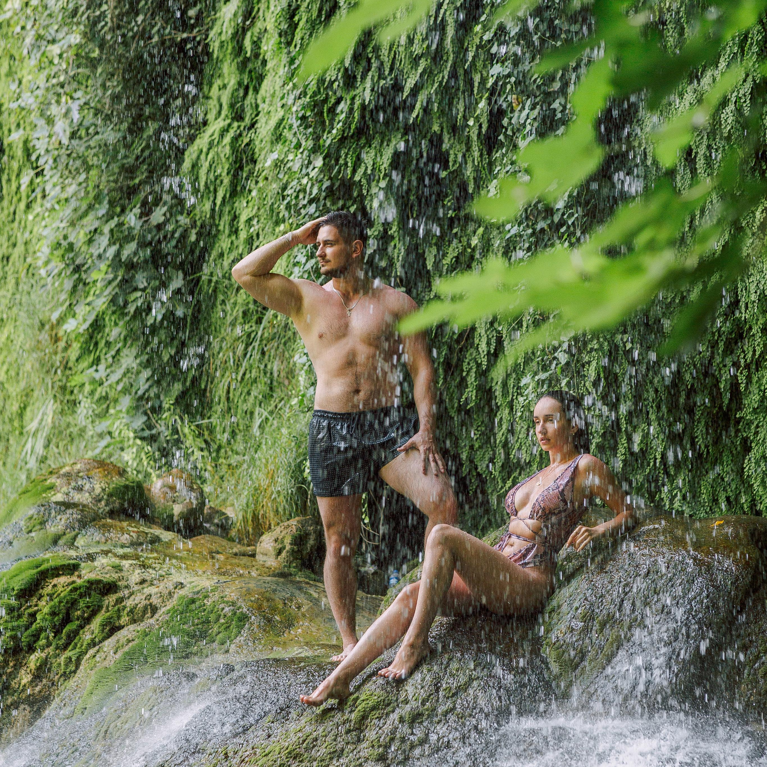 Love story at the waterfall. Alsu Develi, Photographer in Turkey, Alanya, Side, Belek, Antalya, Kemer, Turkiye. Photoshooting in Alanya. Photosession in Belek, Side