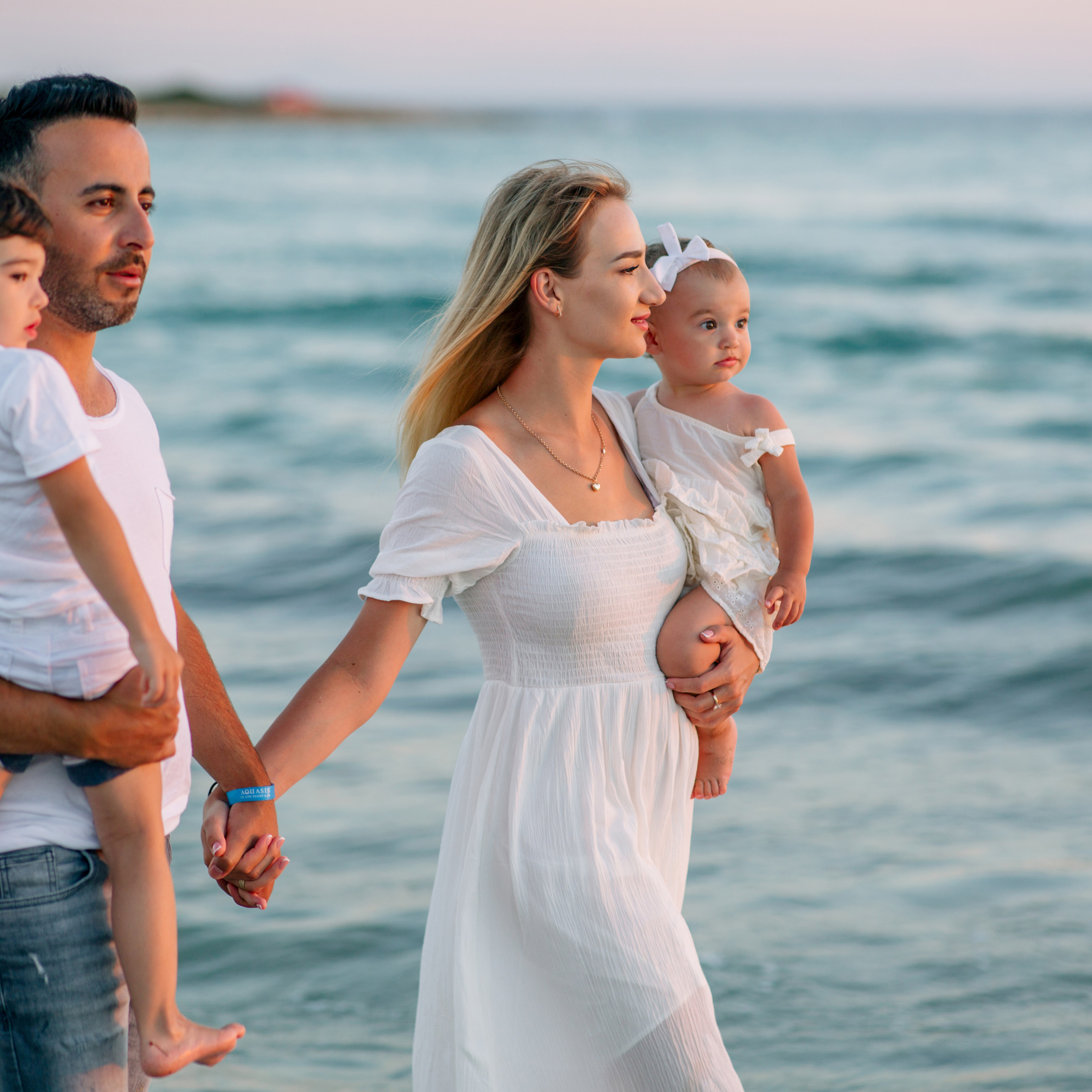 Family photo session in Didim. Alsu Develi, Photographer in Turkey, Alanya, Side, Belek, Antalya, Kemer, Turkiye. Photoshooting in Alanya. Photosession in Belek, Side