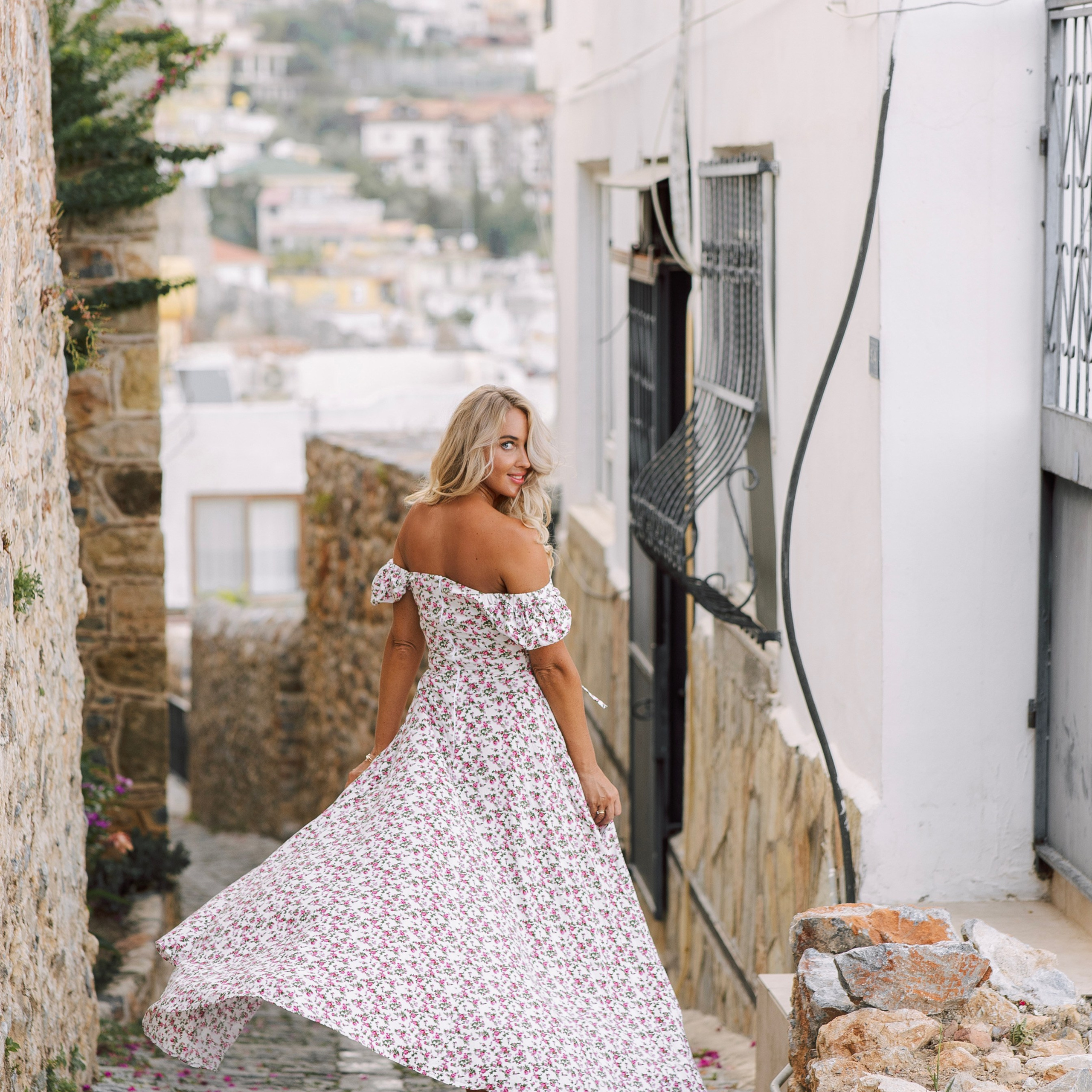 Individual photo session on the narrow streets of Alanya Fortress. Alsu Develi, Photographer in Turkey, Alanya, Side, Belek, Antalya, Kemer, Turkiye. Photoshooting in Alanya. Photosession in Belek, Side