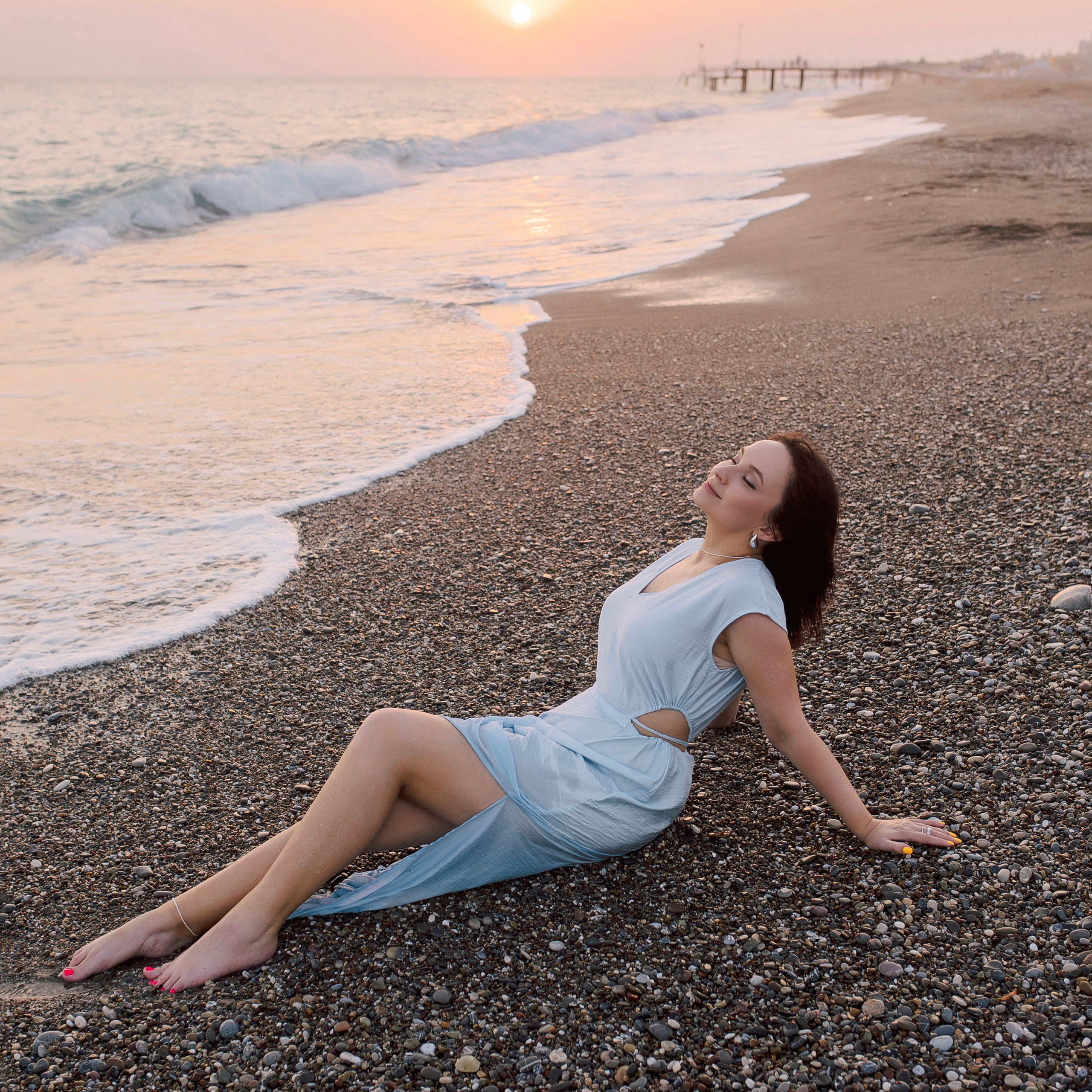Family photo session on the beach in Side at sunset. Alsu Develi, Photographer in Turkey, Alanya, Side, Belek, Antalya, Kemer, Turkiye. Photoshooting in Alanya. Photosession in Belek, Side