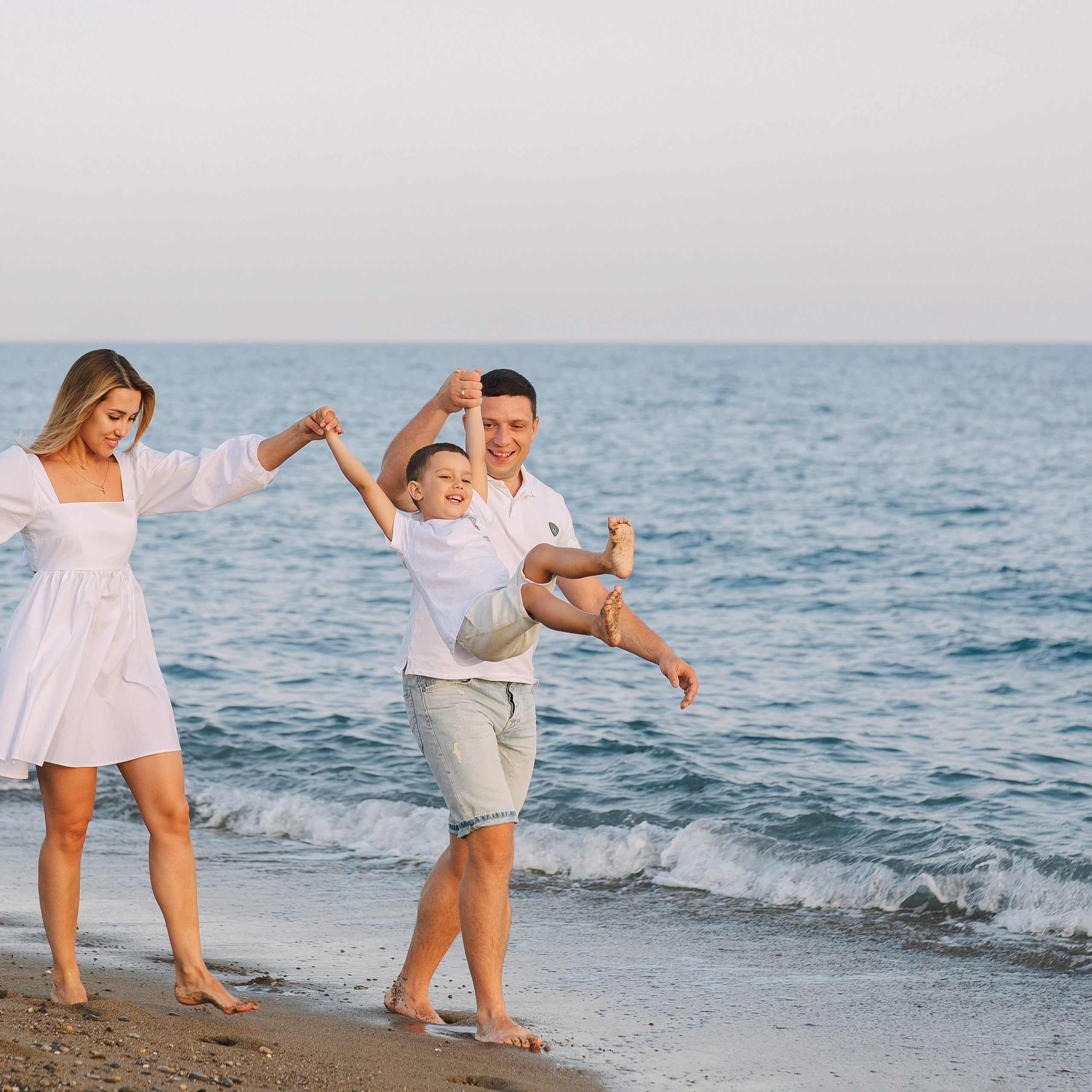 Family photo shoot on the beach in Belek at sunset. Alsu Develi, Photographer in Turkey, Alanya, Side, Belek, Antalya, Kemer, Turkiye. Photoshooting in Alanya. Photosession in Belek, Side