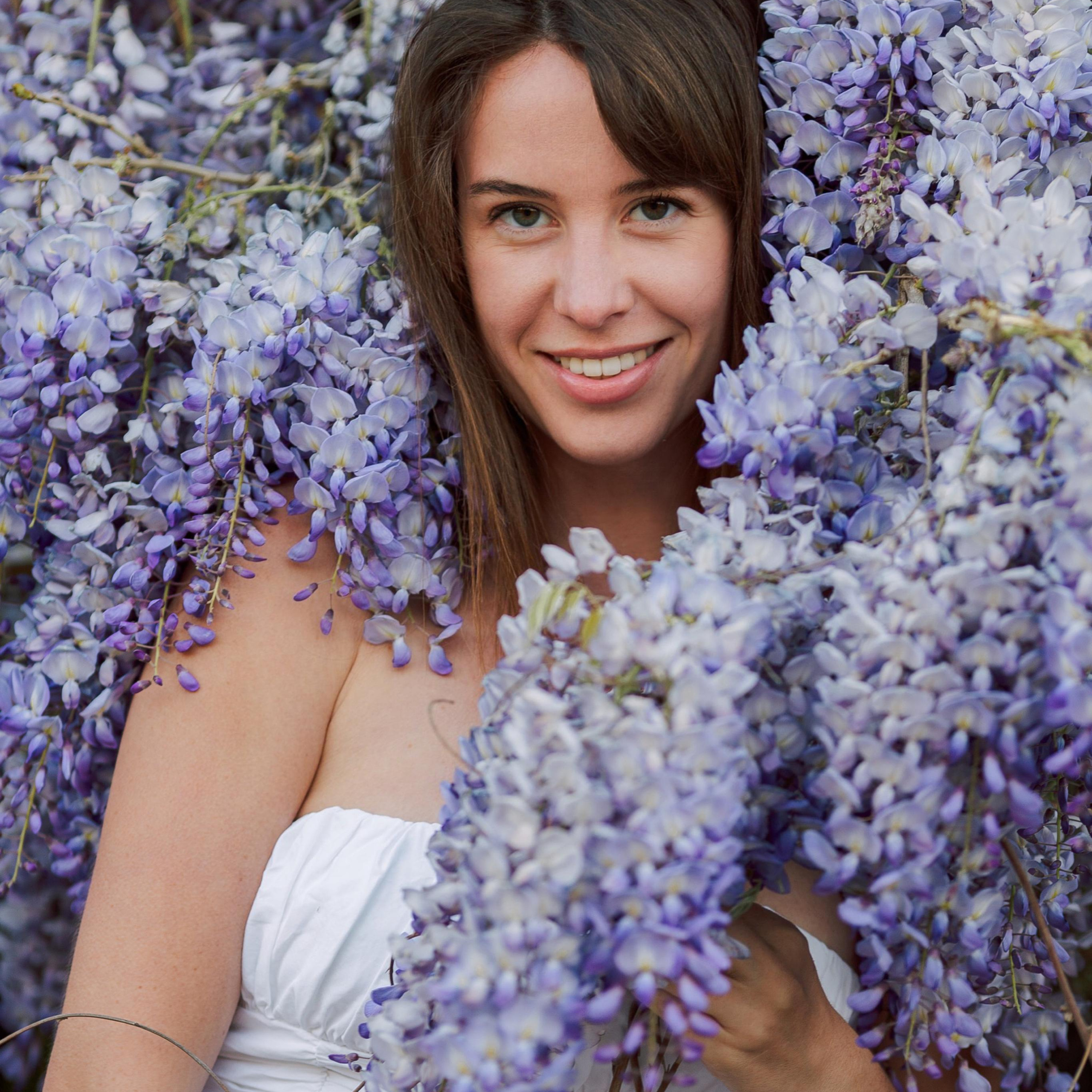 Photo shoot with wisteria. Alsu Develi, Photographer in Turkey, Alanya, Side, Belek, Antalya, Kemer, Turkiye. Photoshooting in Alanya. Photosession in Belek, Side