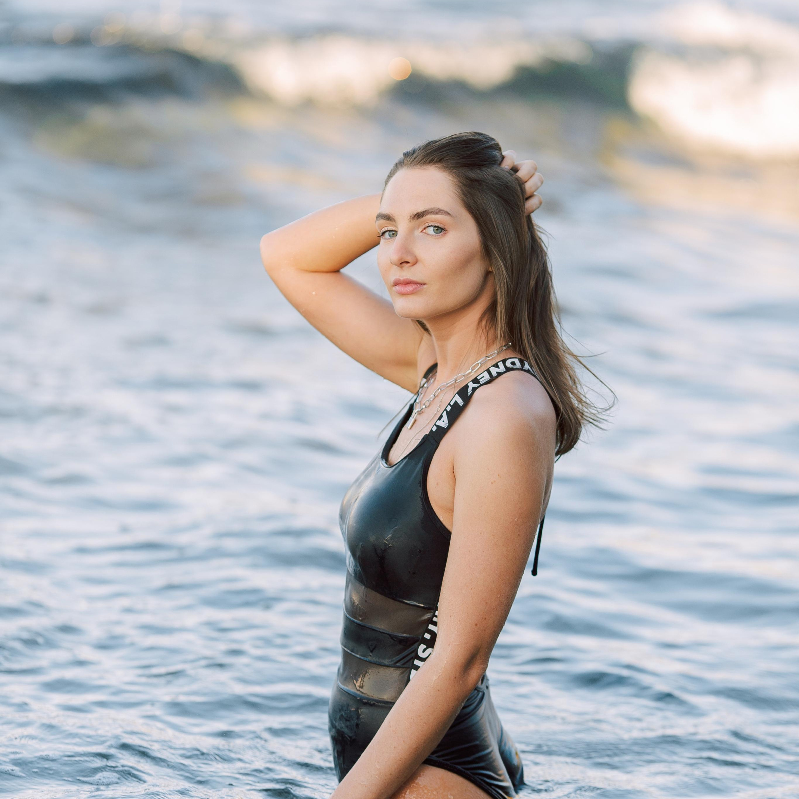 Photo session on the beach with rocks morning time. Alsu Develi, Photographer in Turkey, Alanya, Side, Belek, Antalya, Kemer, Turkiye. Photoshooting in Alanya. Photosession in Belek, Side