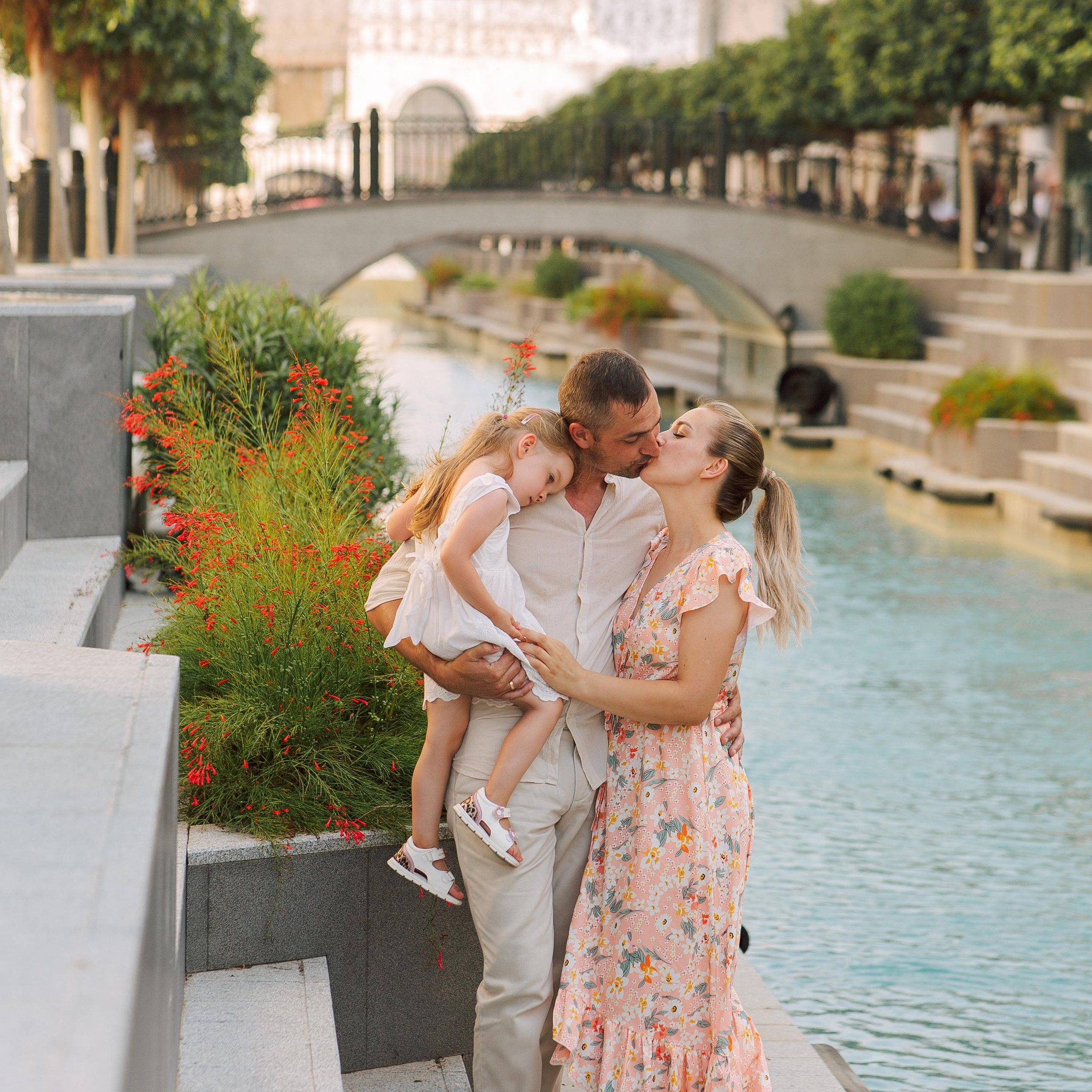 Family photo session in the Land of Legends park. Alsu Develi, Photographer in Turkey, Alanya, Side, Belek, Antalya, Kemer, Turkiye. Photoshooting in Alanya. Photosession in Belek, Side