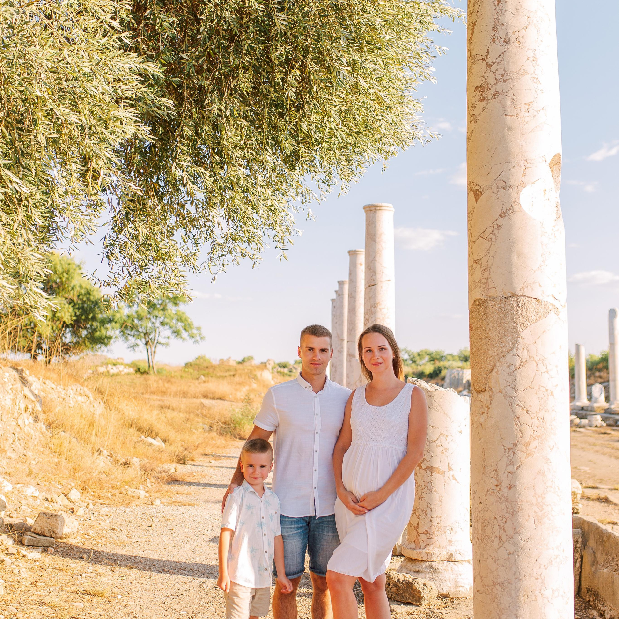 Family photoshooting in the ancient city of Side at sunset. Alsu Develi, Photographer in Turkey, Alanya, Side, Belek, Antalya, Kemer, Turkiye. Photoshooting in Alanya. Photosession in Belek, Side