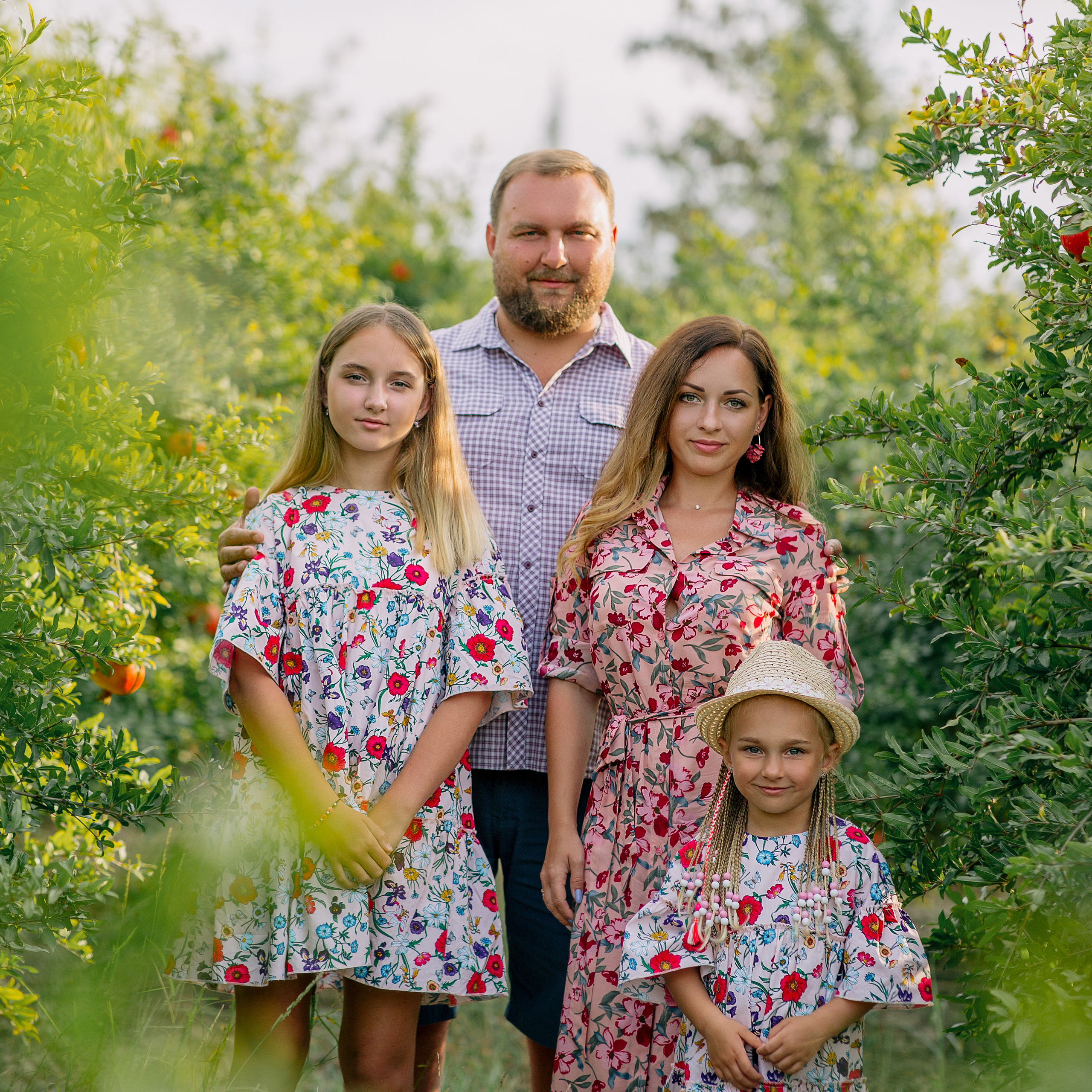 Семейная фотосессия в гранатовом саду. Алсу Девели. Фотограф в Алании в Турции, Аланья, Сиде, Белек, Анталия, Кемер, Конаклы, Окурджалар. Фотосъемки в Алании. Фотосессия в Алания