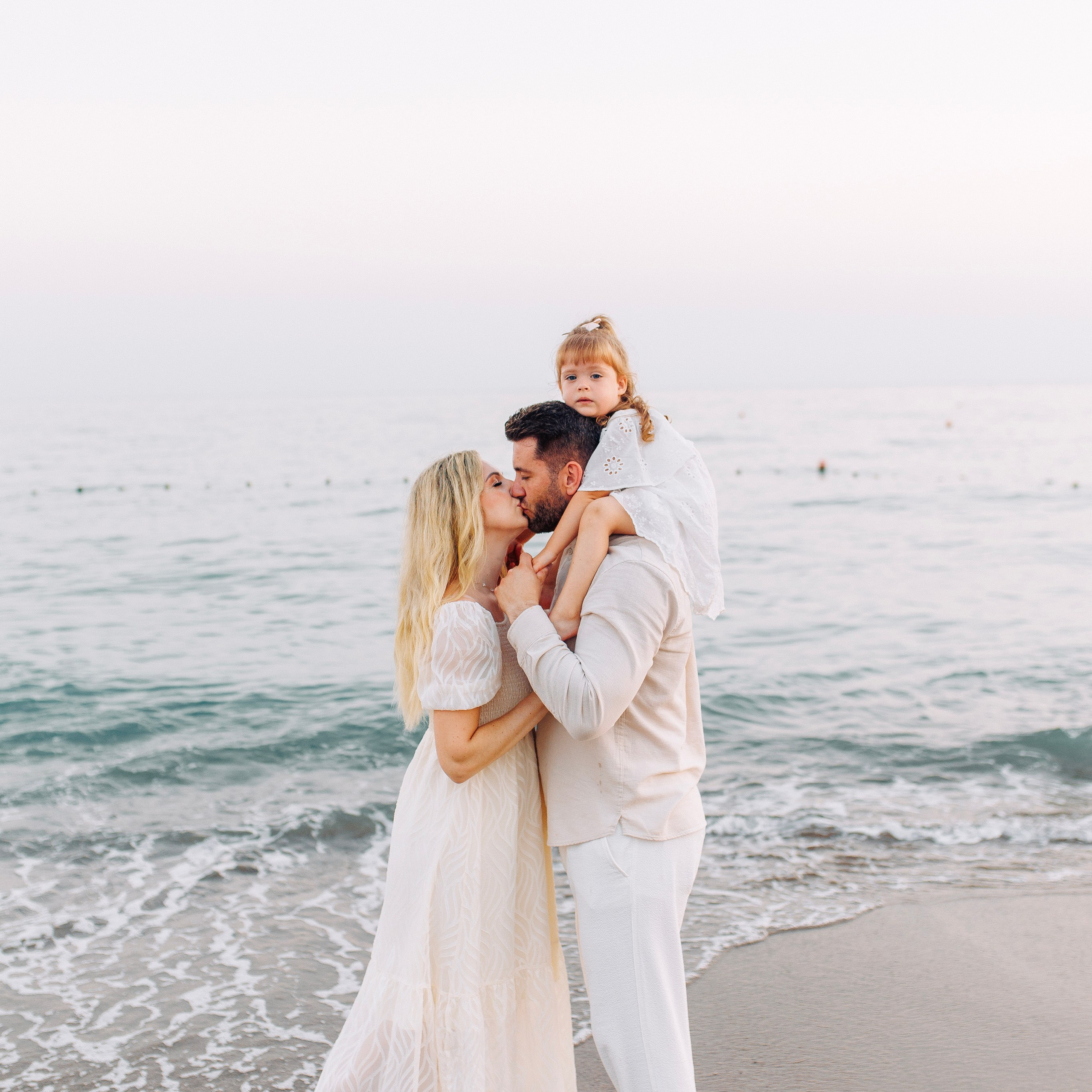 . Семейная фотосессия на пляже в Белеке. Алсу Девели. Фотограф в Алании в Турции, Аланья, Сиде, Белек, Анталия, Кемер, Конаклы, Окурджалар. Фотосъемки в Алании. Фотосессия в Алания