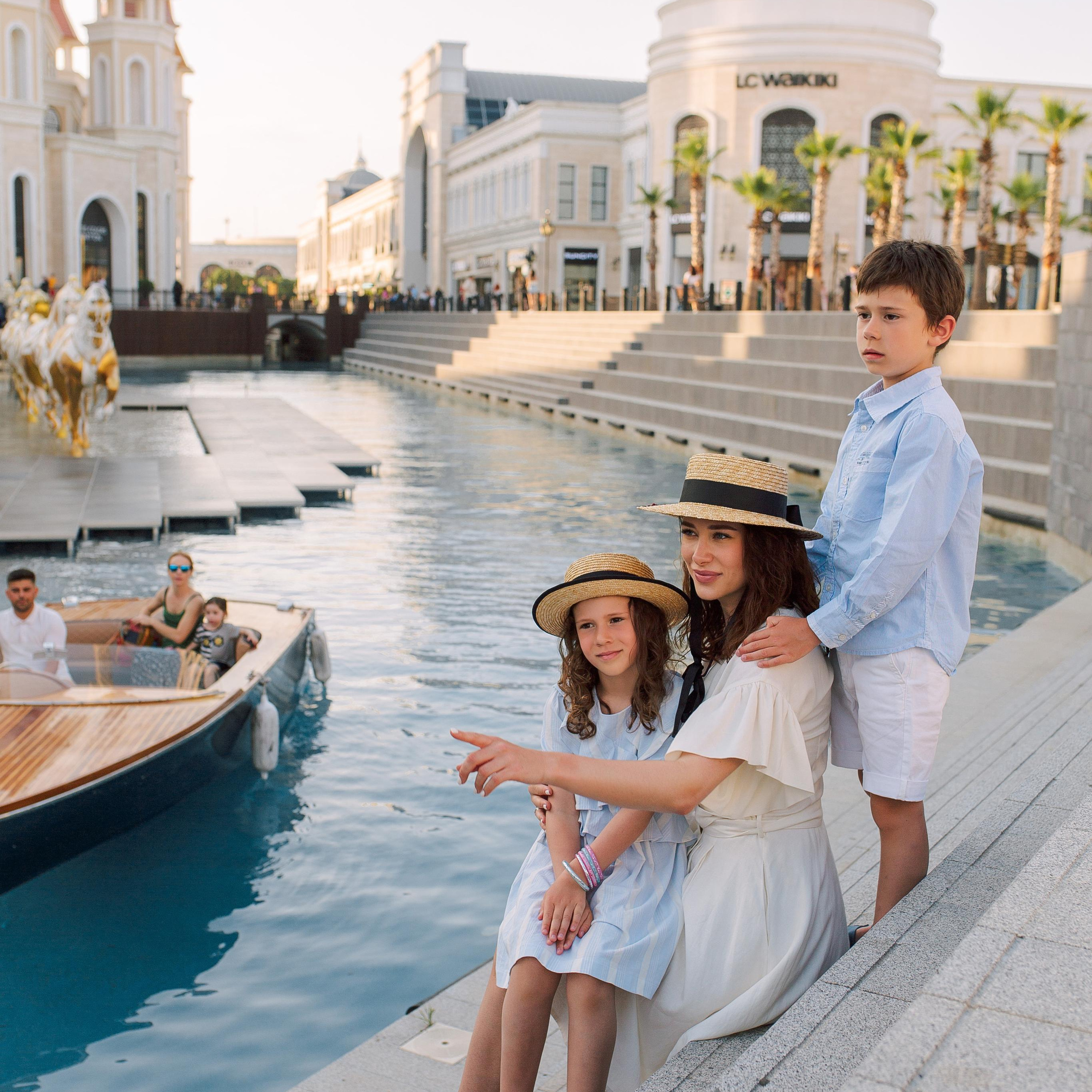 Family photo session in the Land of Legends park. Alsu Develi, Photographer in Turkey, Alanya, Side, Belek, Antalya, Kemer, Turkiye. Photoshooting in Alanya. Photosession in Belek, Side