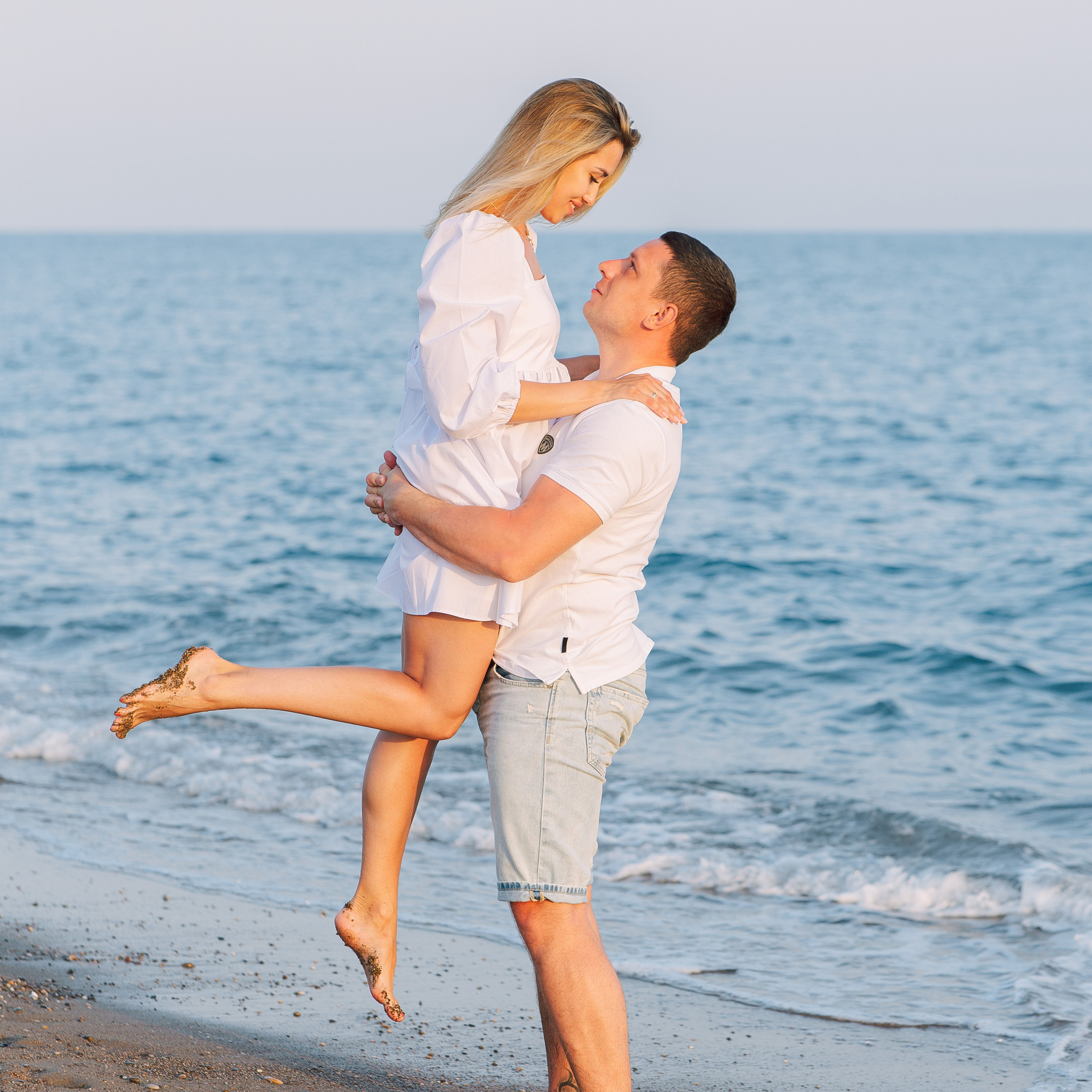 Family photo shoot on the beach in Belek at sunset. Alsu Develi, Photographer in Turkey, Alanya, Side, Belek, Antalya, Kemer, Turkiye. Photoshooting in Alanya. Photosession in Belek, Side