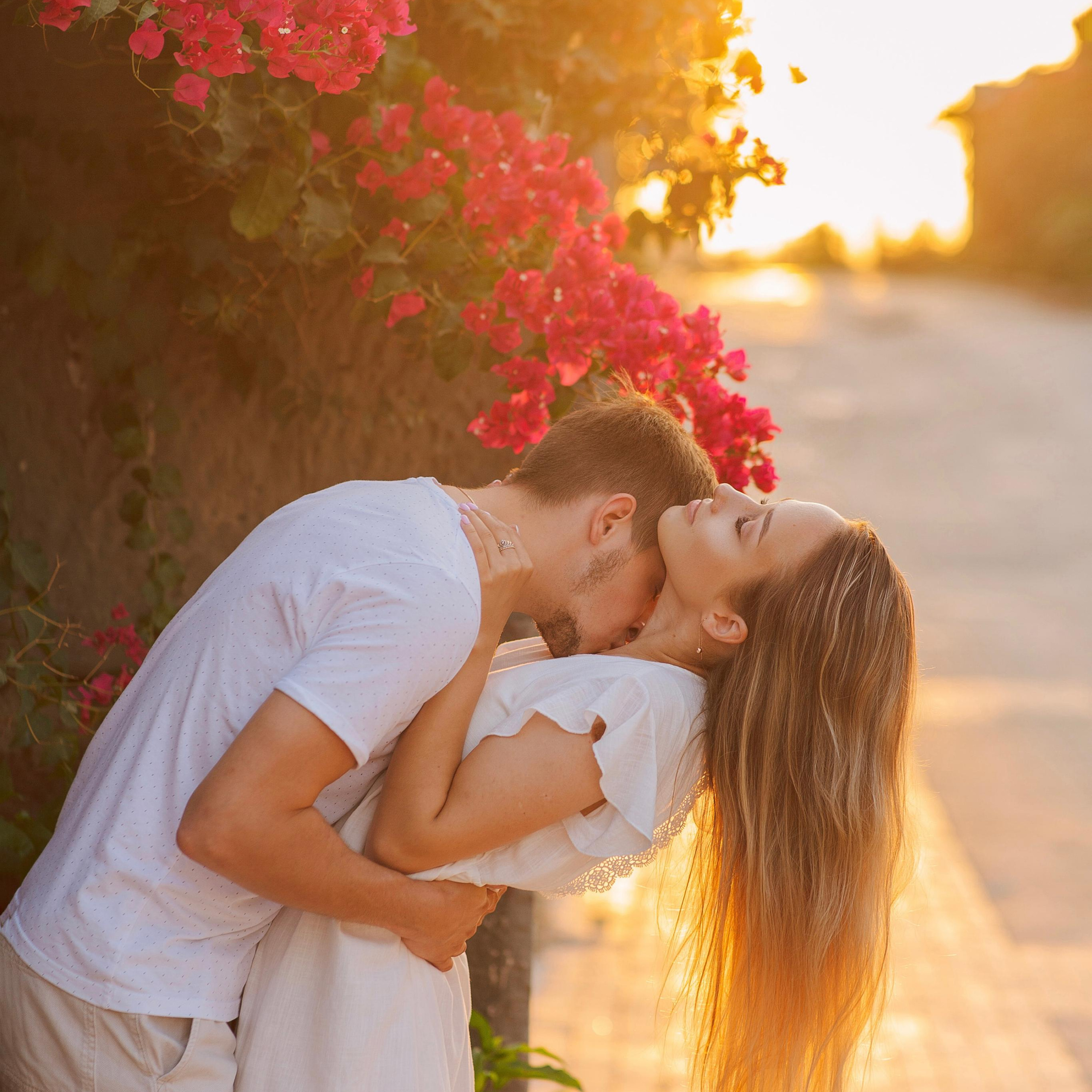 Couple photo shoot in the ancient city of Side at sunrise. Alsu Develi, Photographer in Turkey, Alanya, Side, Belek, Antalya, Kemer, Turkiye. Photoshooting in Alanya. Photosession in Belek, Side