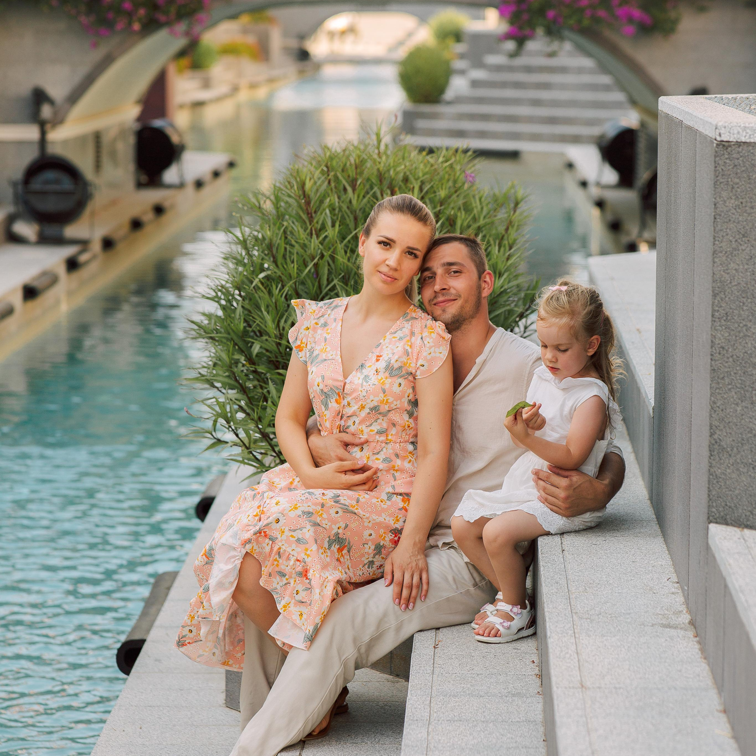 Family photo session in the Land of Legends park. Alsu Develi, Photographer in Turkey, Alanya, Side, Belek, Antalya, Kemer, Turkiye. Photoshooting in Alanya. Photosession in Belek, Side