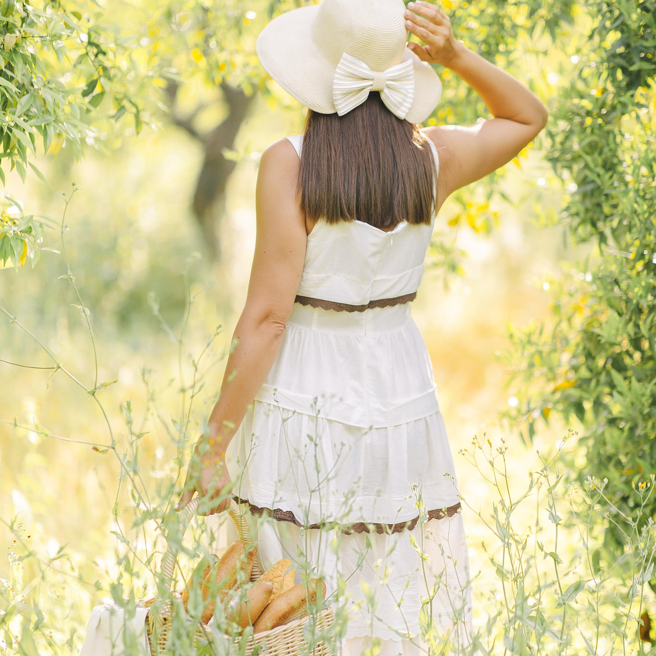 Концептуальная фотосессия с белым бельем в саду. Алсу Девели. Фотограф в Алании в Турции, Аланья, Сиде, Белек, Анталия, Кемер, Конаклы, Окурджалар. Фотосъемки в Алании. Фотосессия в Алания