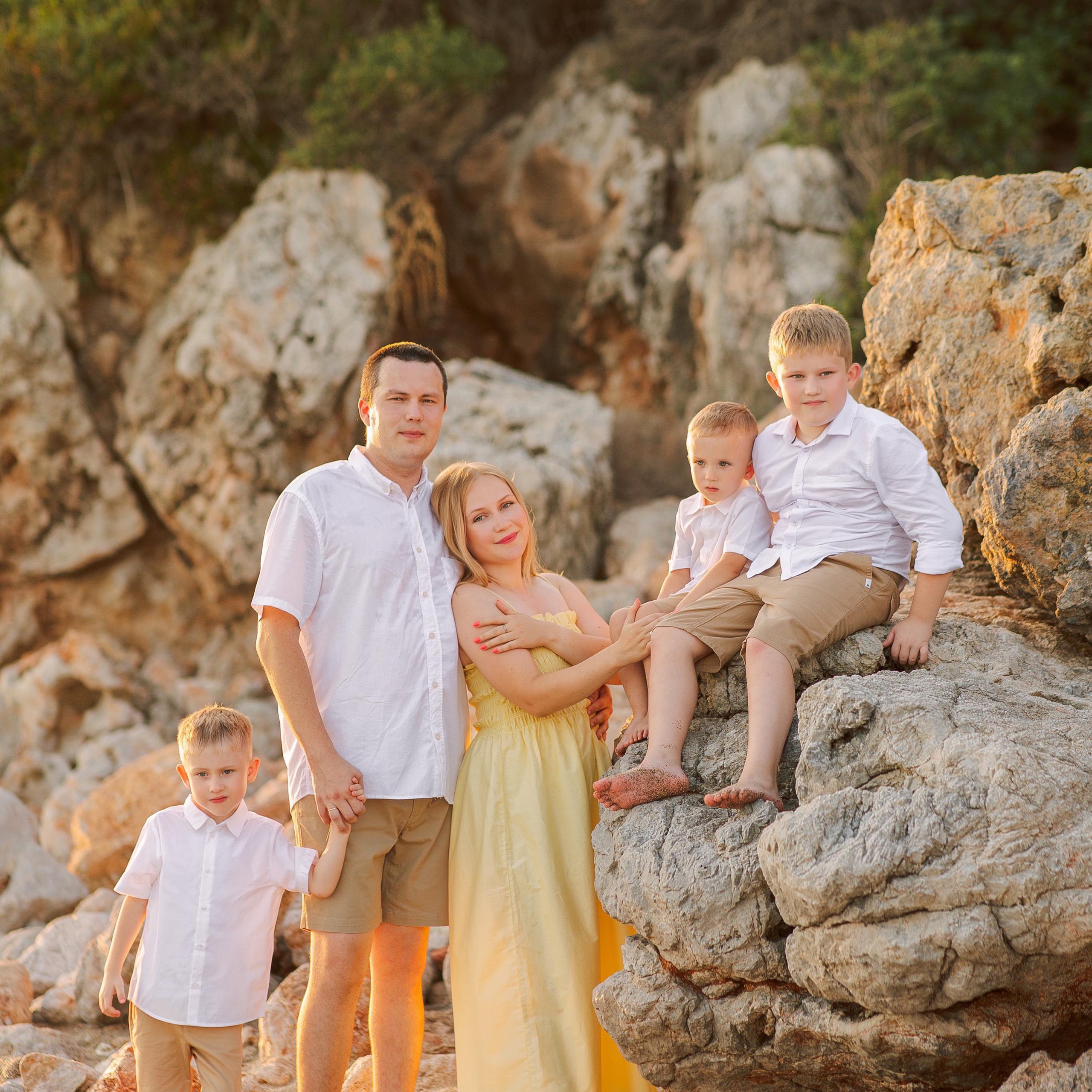 Family photo session on Cleopatra Beach at sunset. Alsu Develi, Photographer in Turkey, Alanya, Side, Belek, Antalya, Kemer, Turkiye. Photoshooting in Alanya. Photosession in Belek, Side