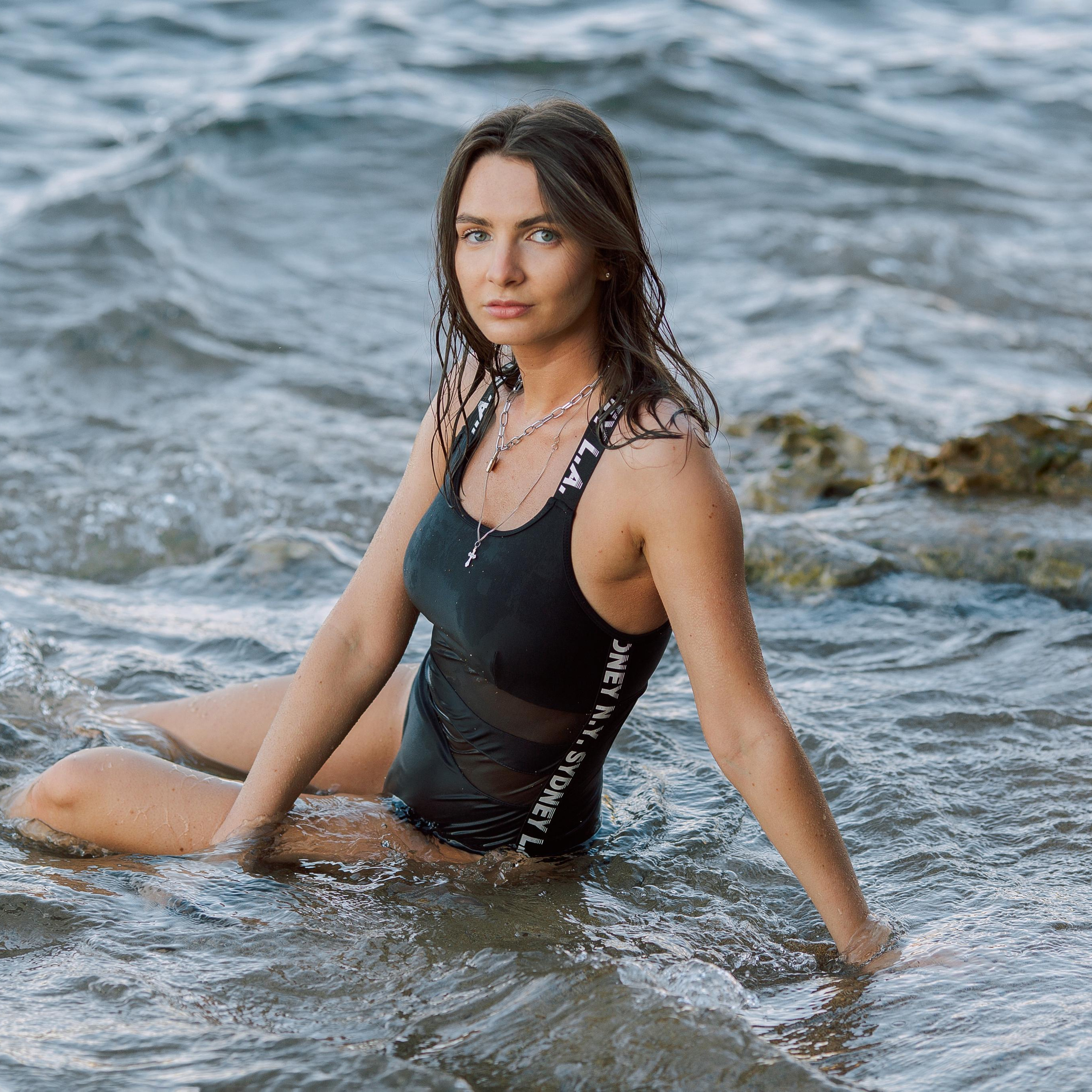 Photo session on the beach with rocks morning time. Alsu Develi, Photographer in Turkey, Alanya, Side, Belek, Antalya, Kemer, Turkiye. Photoshooting in Alanya. Photosession in Belek, Side