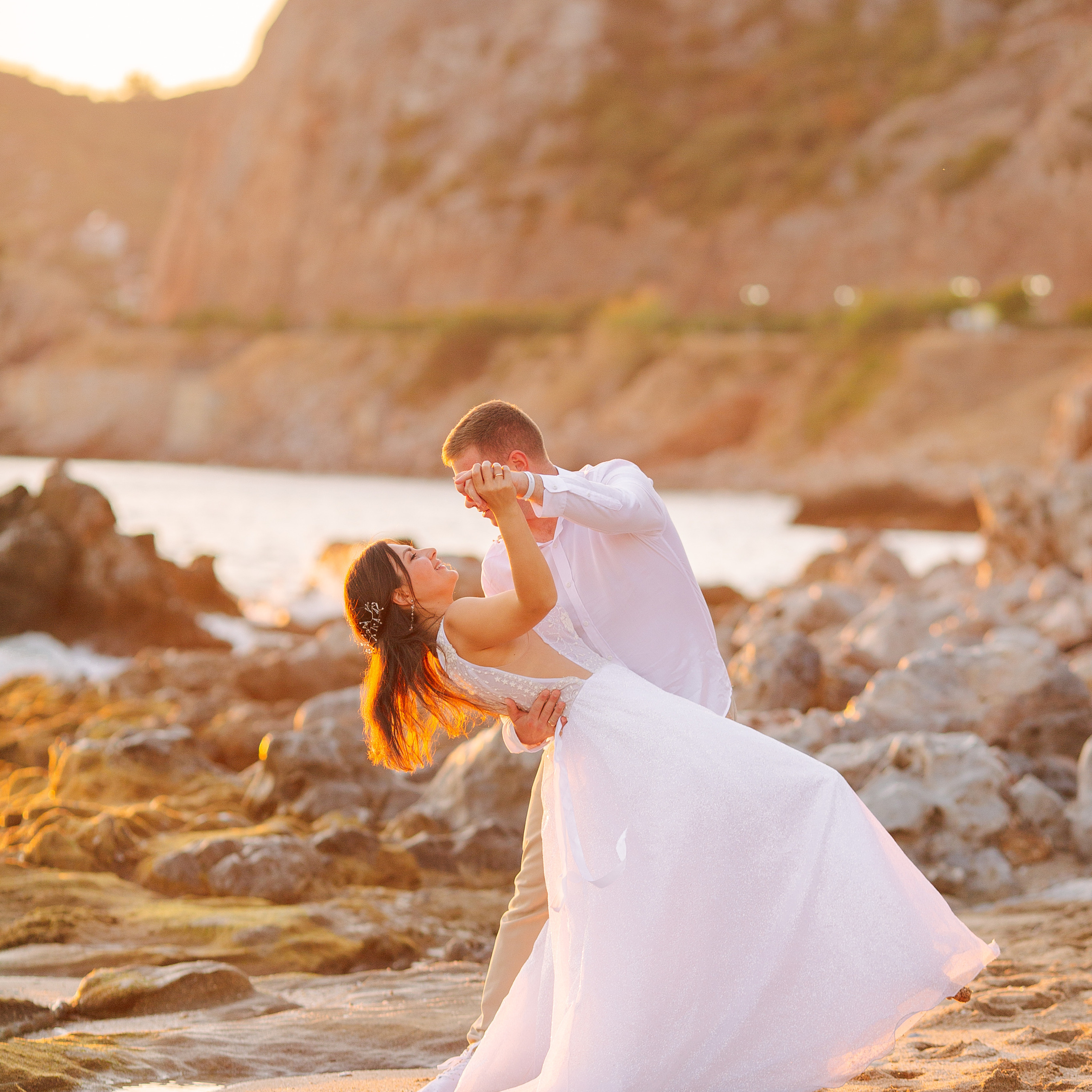 Photo session of newlyweds in Alanya at sunset on Cleopatra beach. Alsu Develi, Photographer in Turkey, Alanya, Side, Belek, Antalya, Kemer, Turkiye. Photoshooting in Alanya. Photosession in Belek, Side