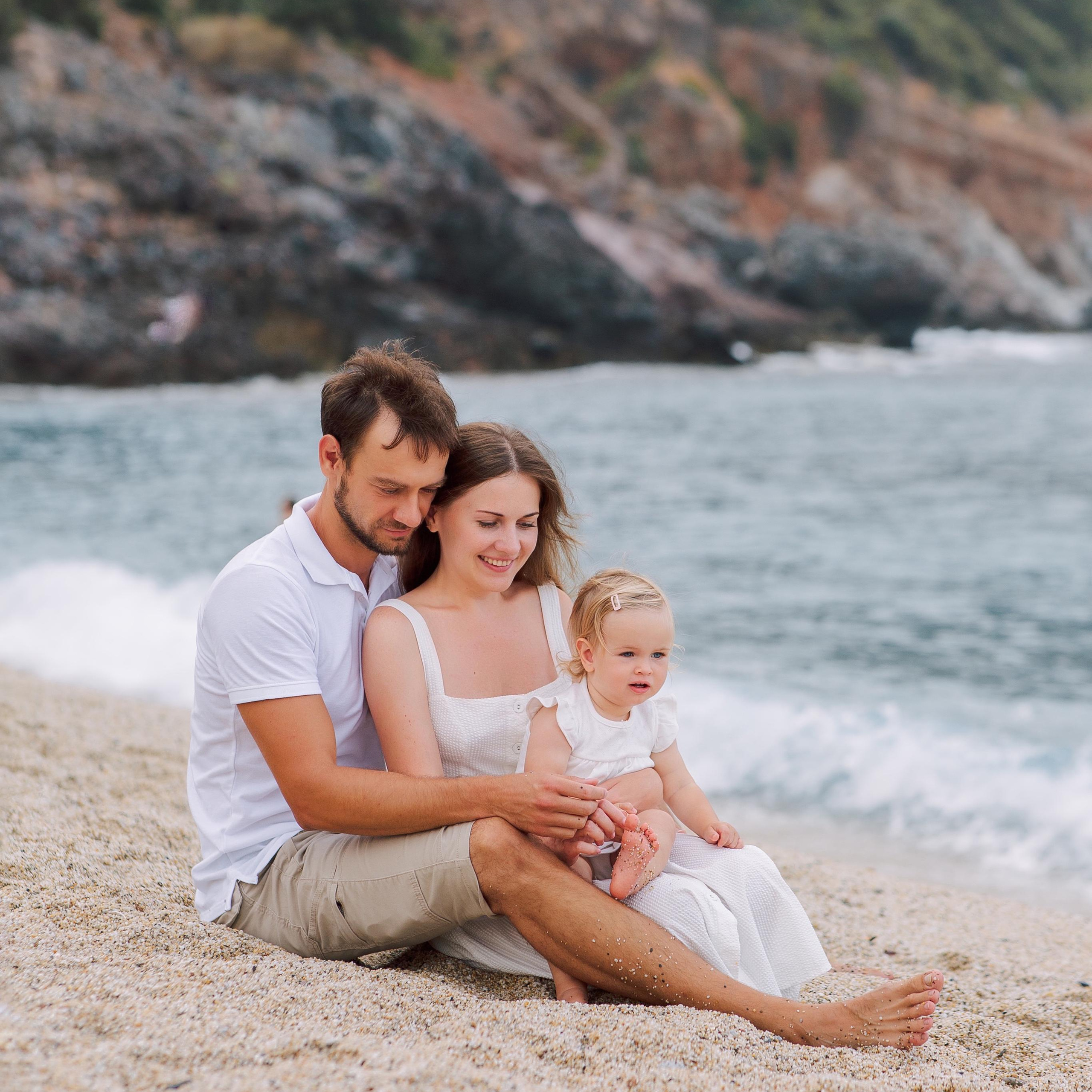 Morning family photo shoot on Cleopatra Beach. Alsu Develi, Photographer in Turkey, Alanya, Side, Belek, Antalya, Kemer, Turkiye. Photoshooting in Alanya. Photosession in Belek, Side