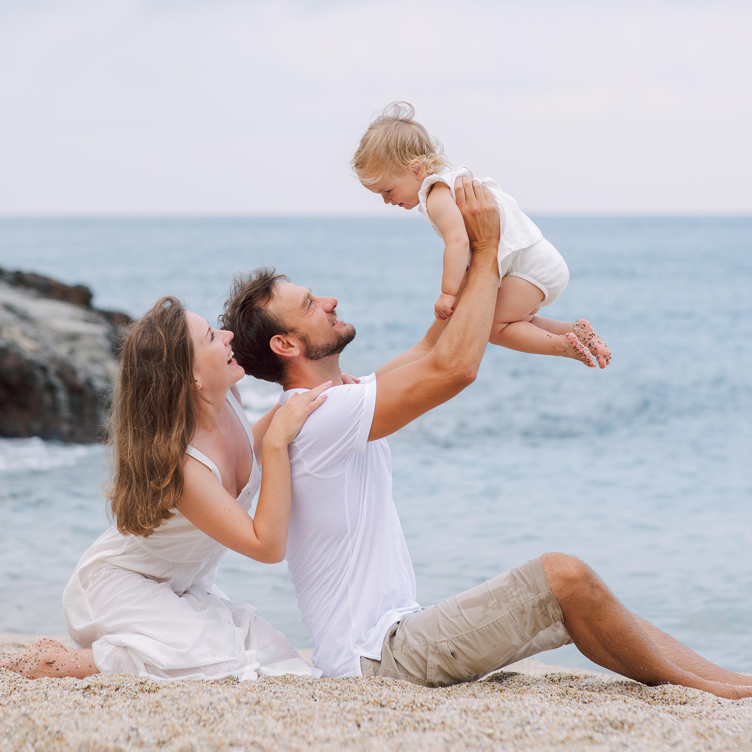 Morning family photo shoot on Cleopatra Beach. Alsu Develi, Photographer in Turkey, Alanya, Side, Belek, Antalya, Kemer, Turkiye. Photoshooting in Alanya. Photosession in Belek, Side