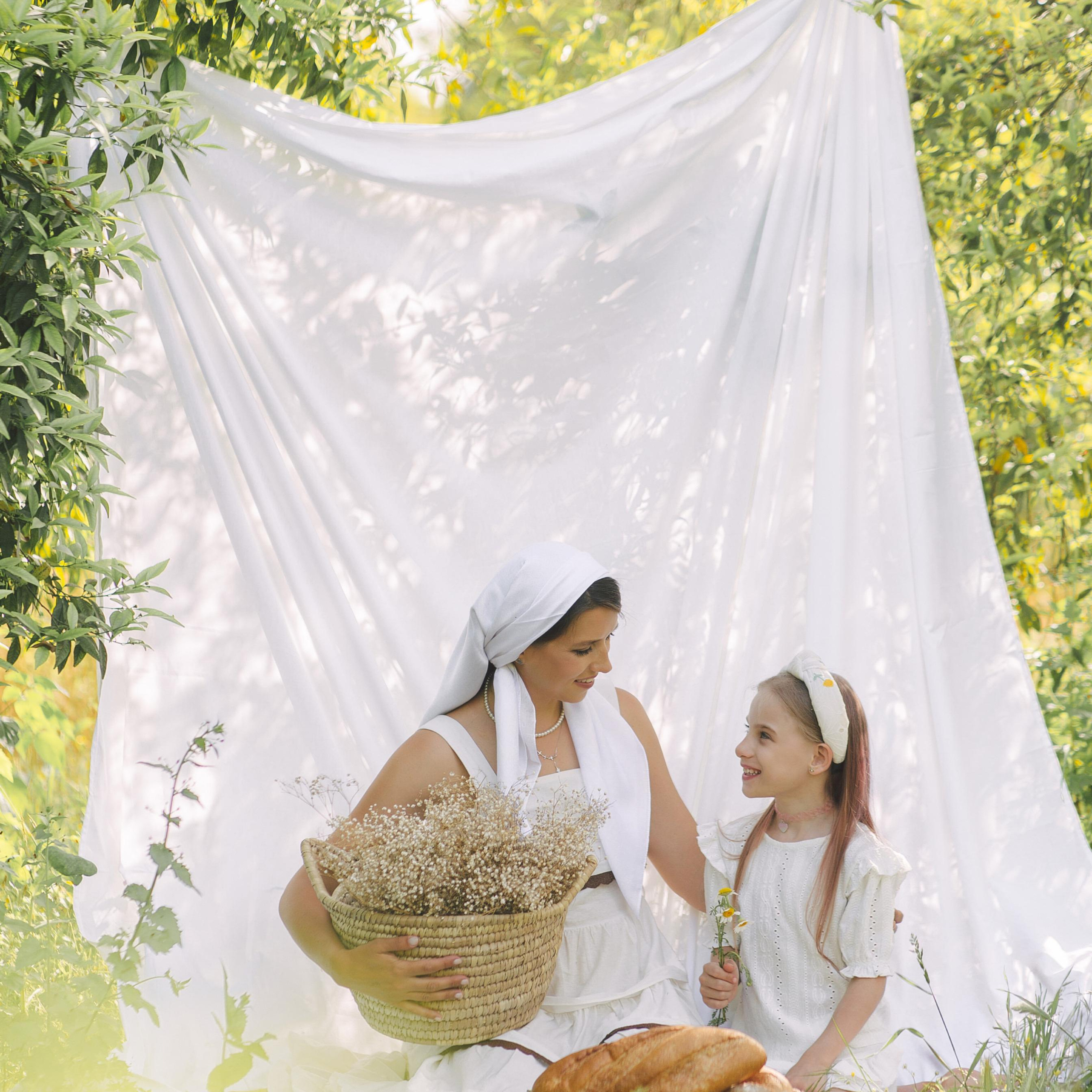 Концептуальная фотосессия с белым бельем в саду. Алсу Девели. Фотограф в Алании в Турции, Аланья, Сиде, Белек, Анталия, Кемер, Конаклы, Окурджалар. Фотосъемки в Алании. Фотосессия в Алания