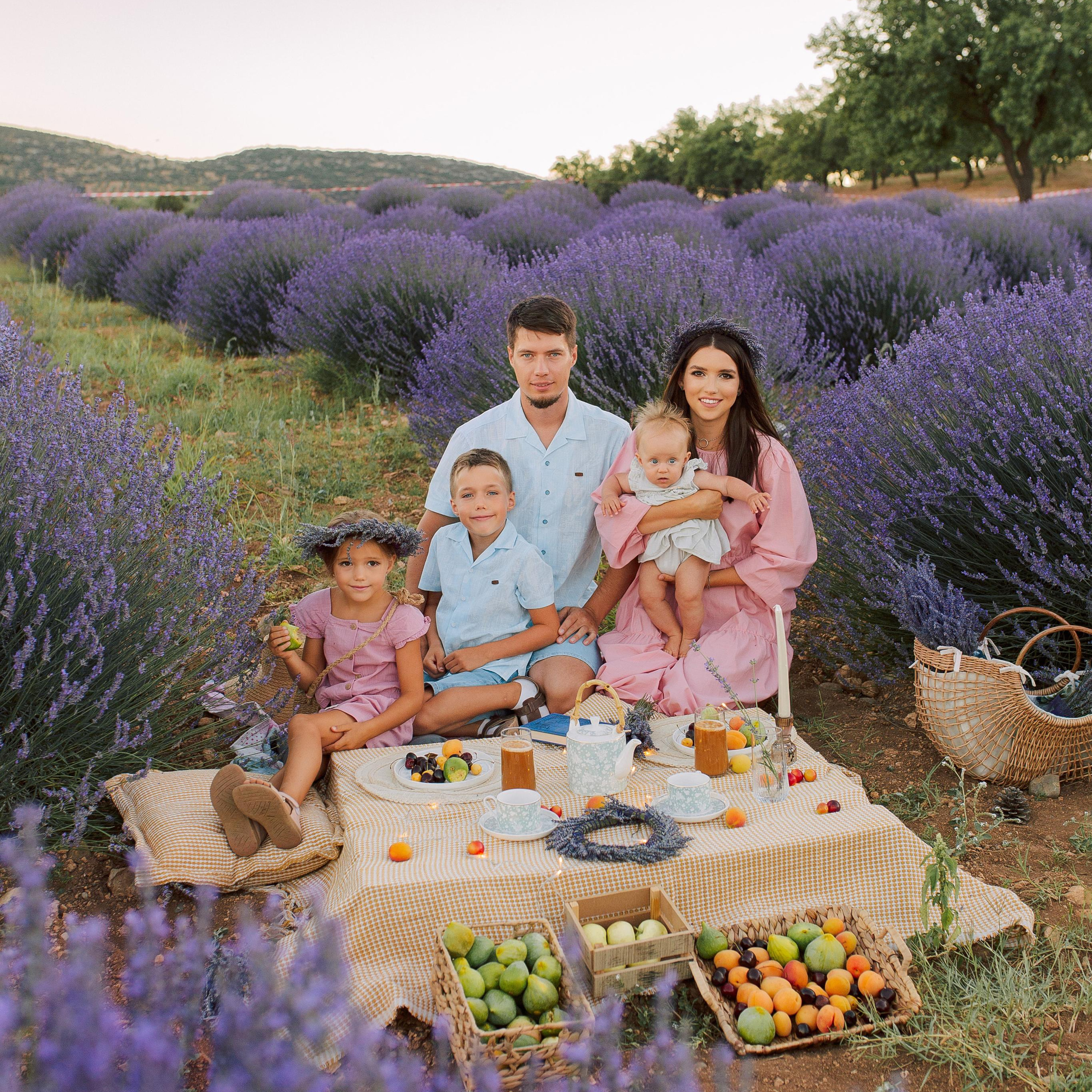 Семейная фотосессия на лавандовых полях. Алсу Девели. Фотограф в Алании в Турции, Аланья, Сиде, Белек, Анталия, Кемер, Конаклы, Окурджалар. Фотосъемки в Алании. Фотосессия в Алания