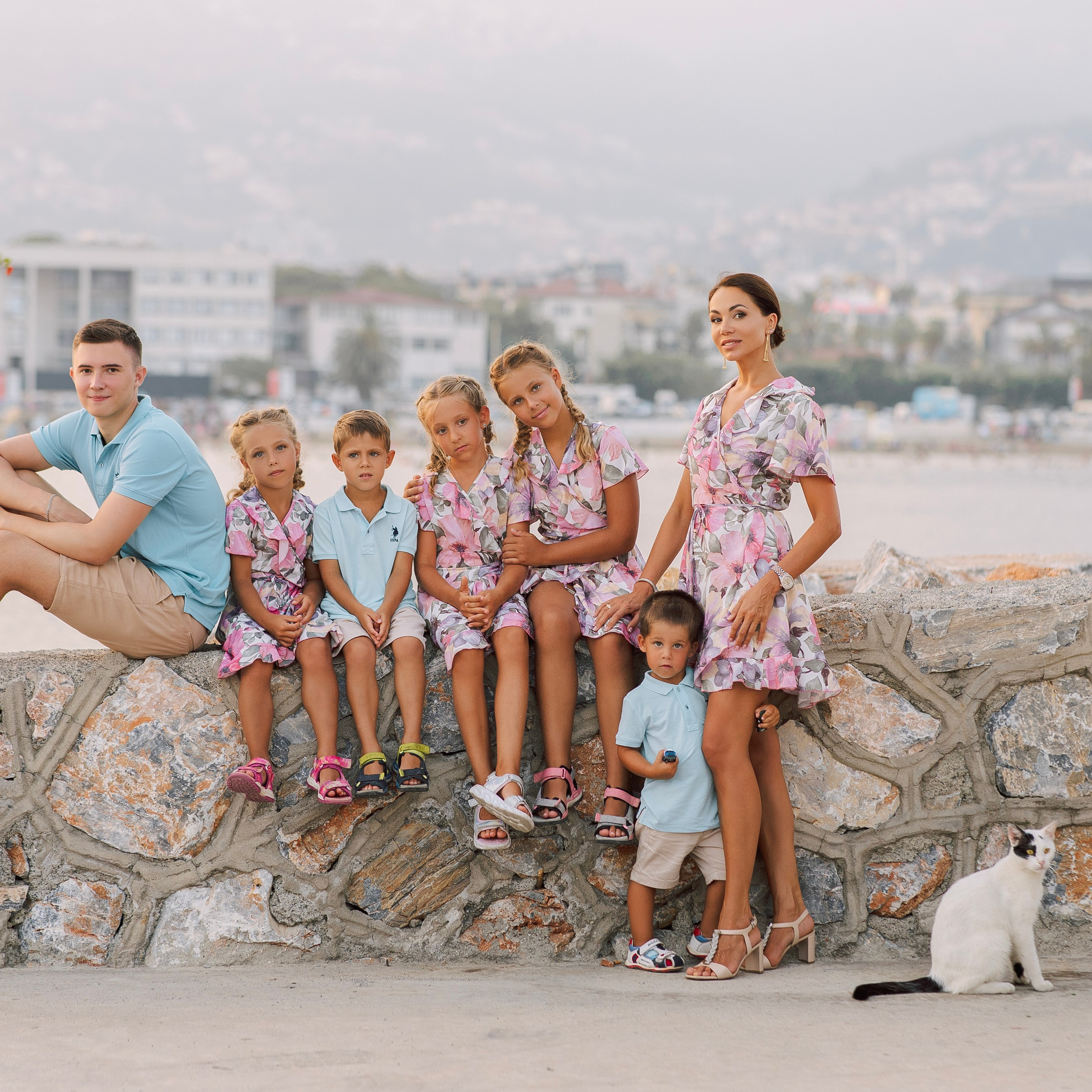 Фотосессия для большой и нарядной семьи в порту Аланьи. Алсу Девели. Фотограф в Алании в Турции, Аланья, Сиде, Белек, Анталия, Кемер, Конаклы, Окурджалар. Фотосъемки в Алании. Фотосессия в Алания