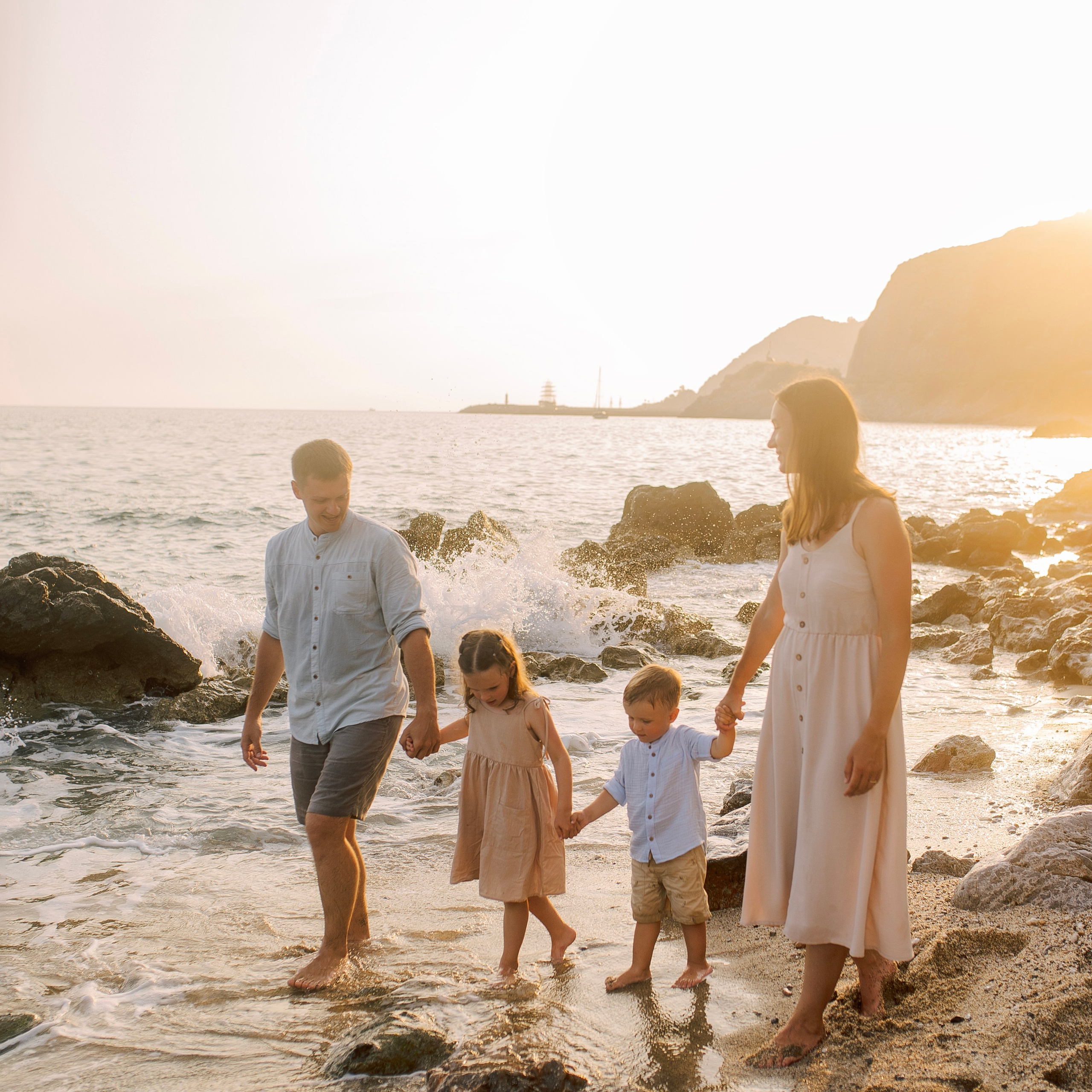 Sunset. Beach. Family photo session on Cleopatra beach at sunset in Alanya. Alanya. Alsu Develi, Photographer in Turkey, Alanya, Side, Belek, Antalya, Kemer, Turkiye. Photoshooting in Alanya. Photosession in Belek, Side