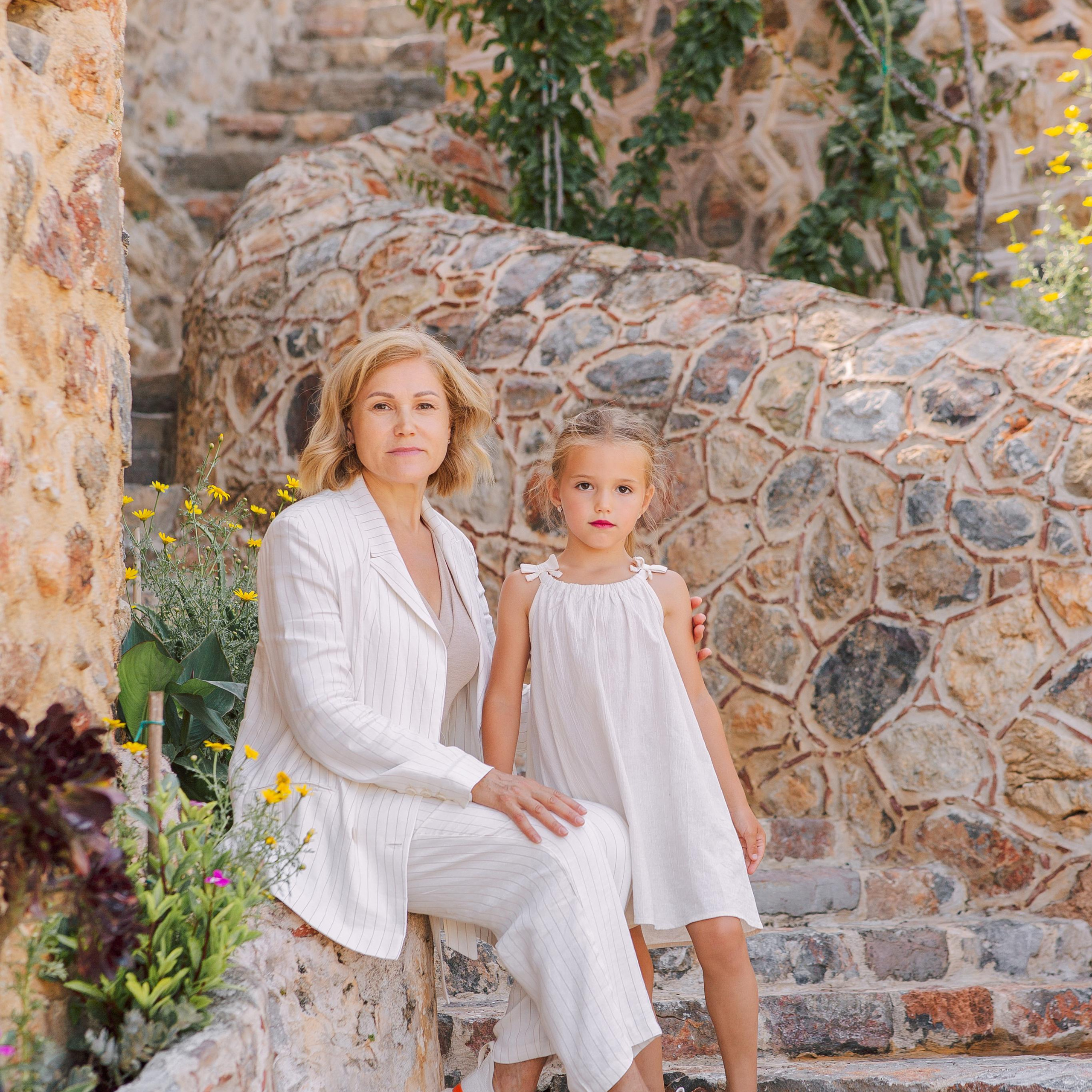 Day. Colorful streets. Family shooting near the Alanya fortress. Alanya. Alsu Develi, Photographer in Turkey, Alanya, Side, Belek, Antalya, Kemer, Turkiye. Photoshooting in Alanya. Photosession in Belek, Side