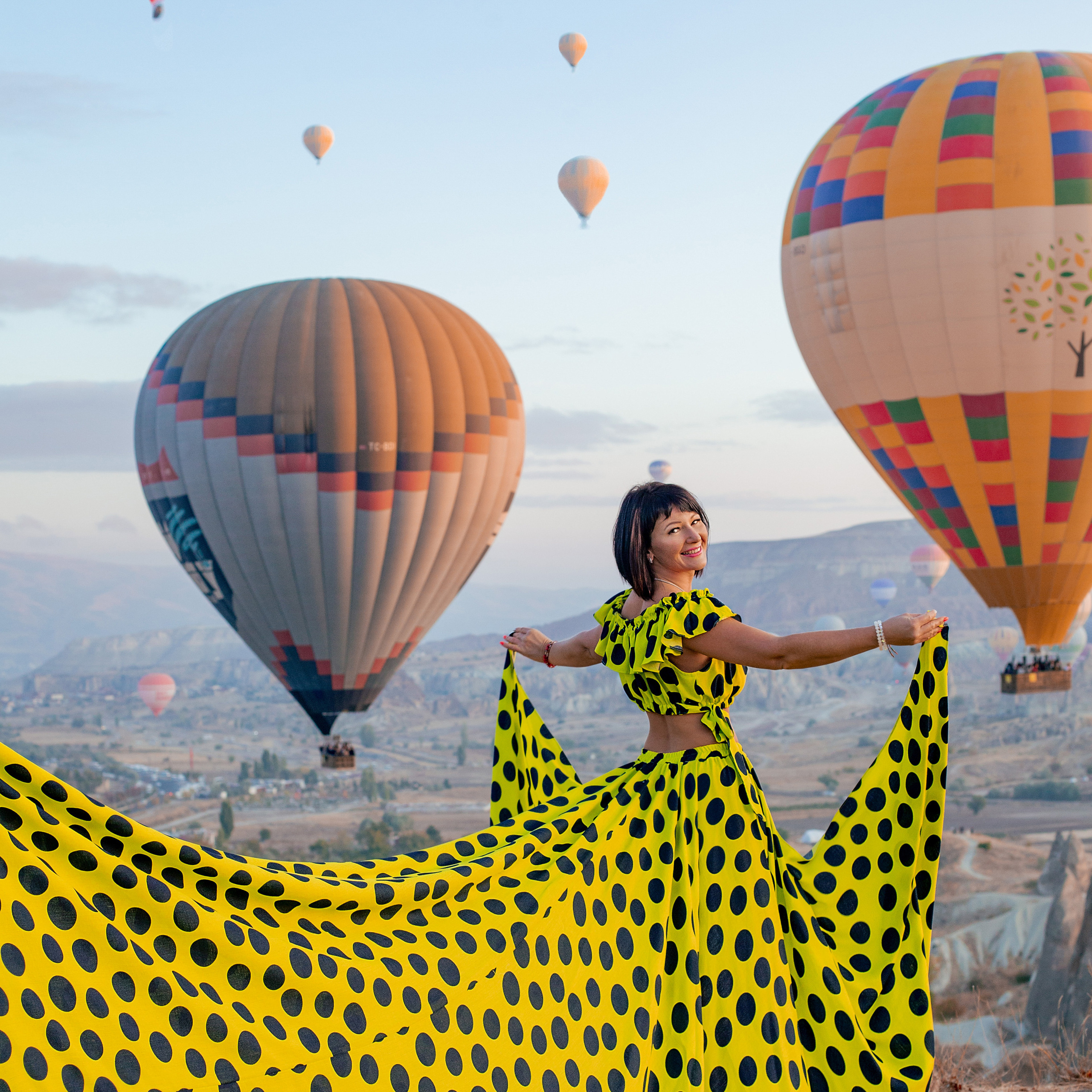 Photo shoot in Cappadocia against the backdrop of floating balloons. Alsu Develi, Photographer in Turkey, Alanya, Side, Belek, Antalya, Kemer, Turkiye. Photoshooting in Alanya. Photosession in Belek, Side