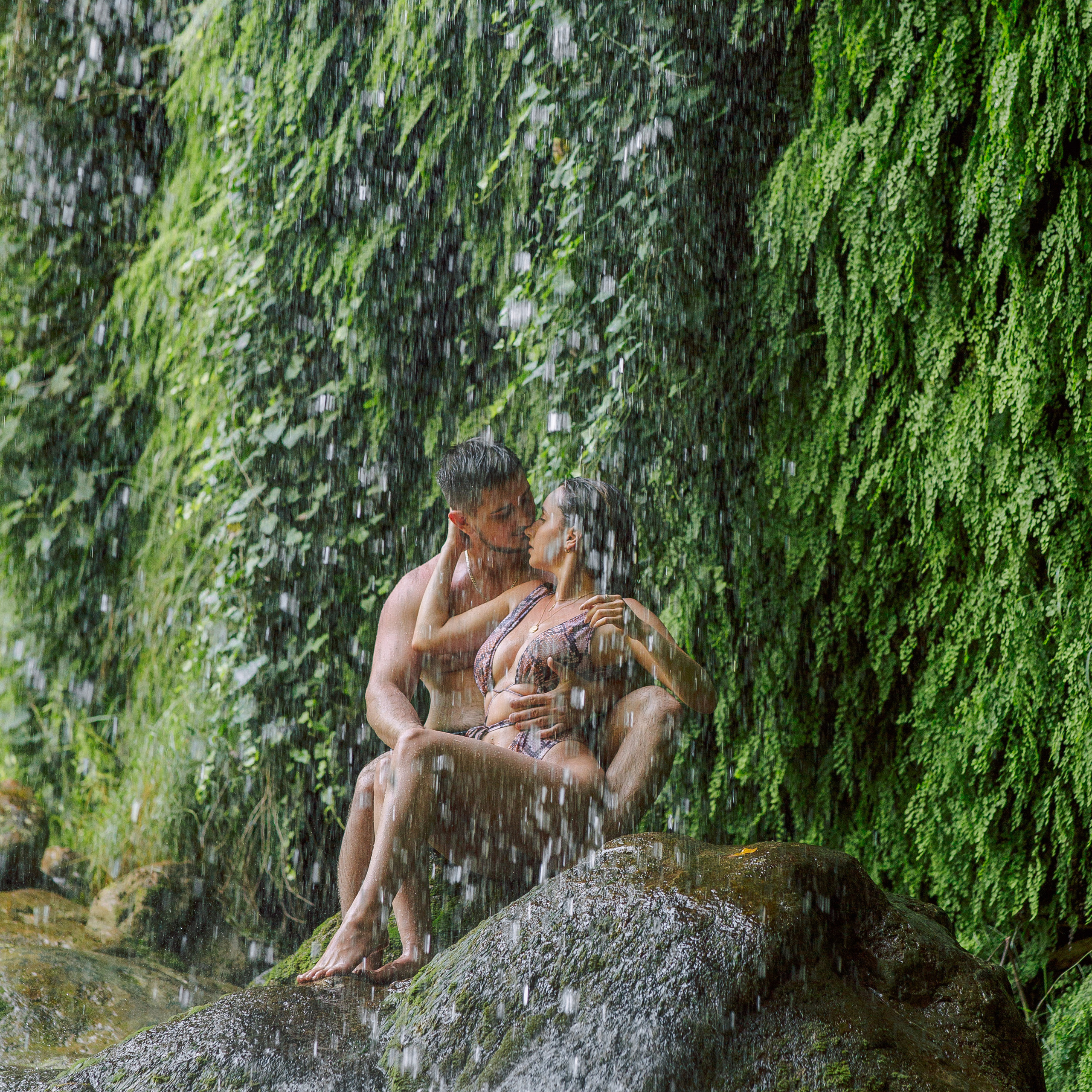 Love story at the waterfall. Alsu Develi, Photographer in Turkey, Alanya, Side, Belek, Antalya, Kemer, Turkiye. Photoshooting in Alanya. Photosession in Belek, Side