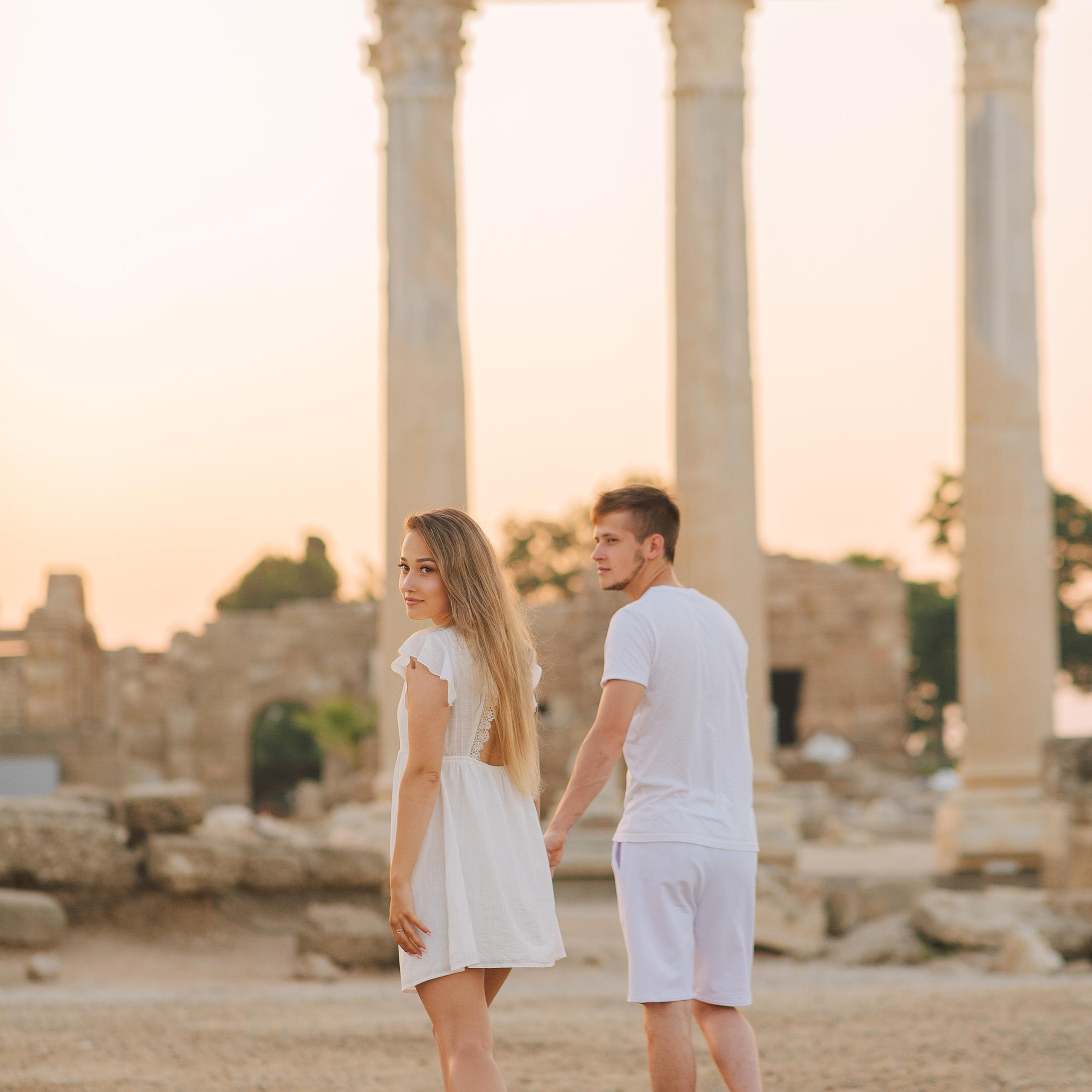 Couple photo shoot in the ancient city of Side at sunrise. Alsu Develi, Photographer in Turkey, Alanya, Side, Belek, Antalya, Kemer, Turkiye. Photoshooting in Alanya. Photosession in Belek, Side