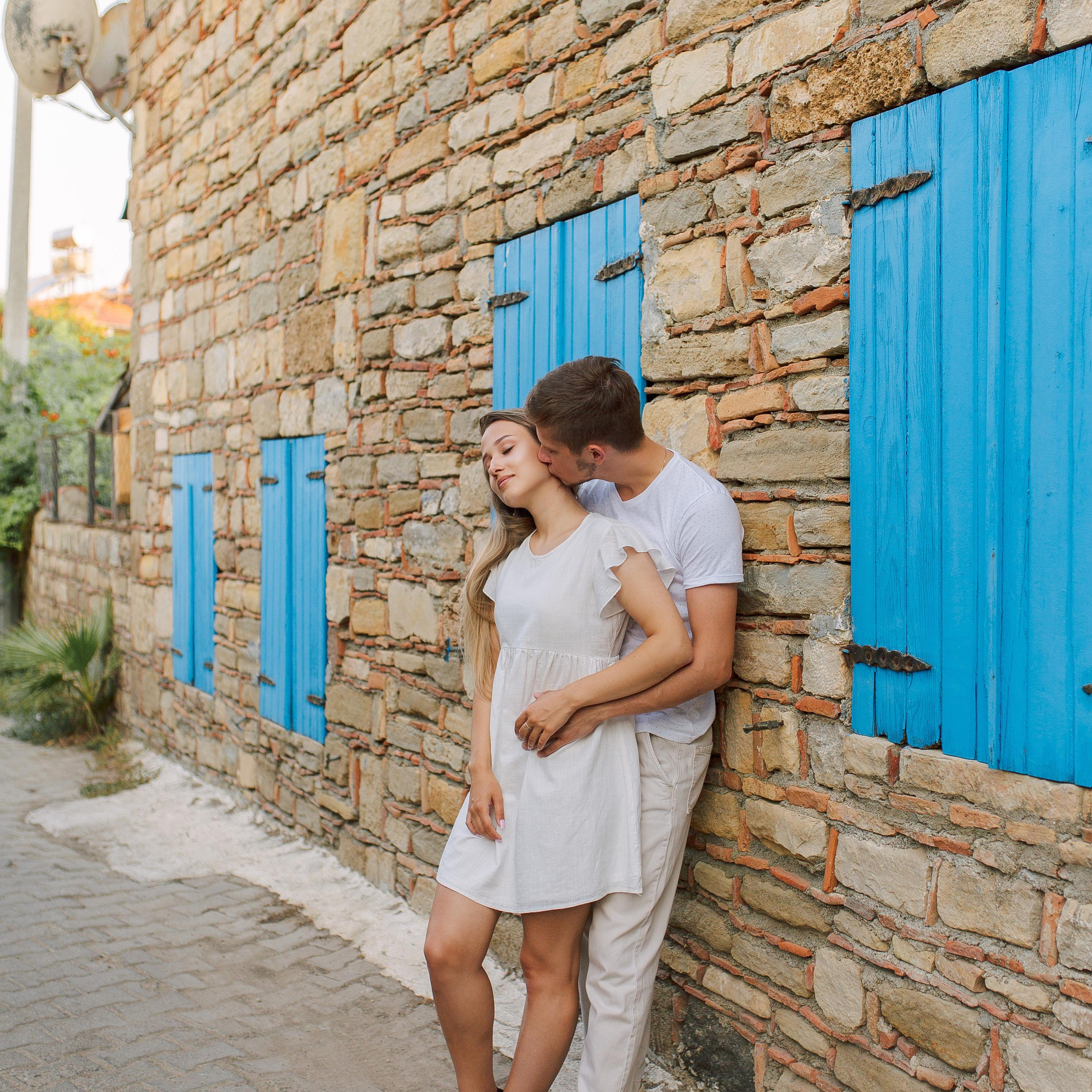 Couple photo shoot in the ancient city of Side at sunrise. Alsu Develi, Photographer in Turkey, Alanya, Side, Belek, Antalya, Kemer, Turkiye. Photoshooting in Alanya. Photosession in Belek, Side