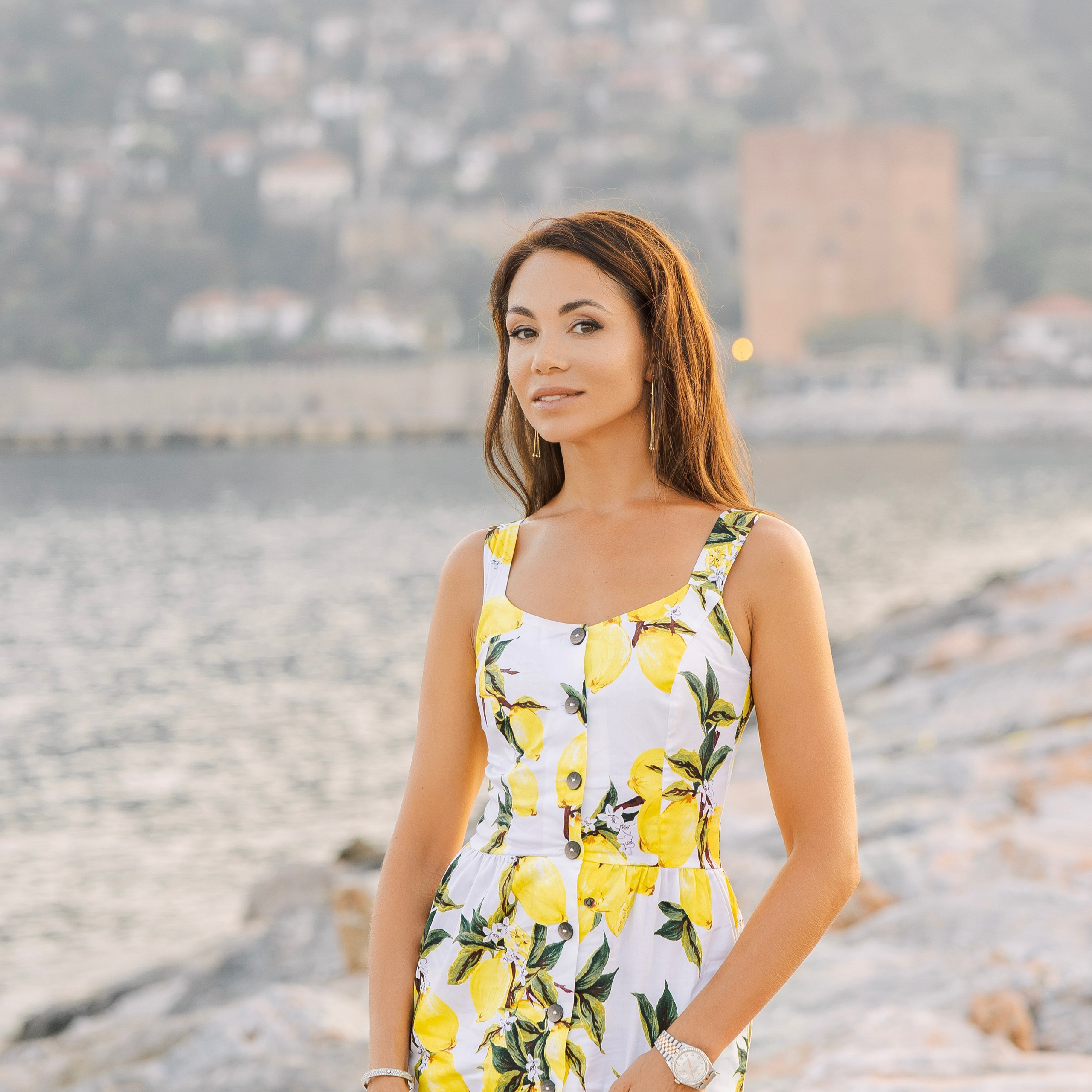 Фотосессия для большой и нарядной семьи в порту Аланьи. Алсу Девели. Фотограф в Алании в Турции, Аланья, Сиде, Белек, Анталия, Кемер, Конаклы, Окурджалар. Фотосъемки в Алании. Фотосессия в Алания