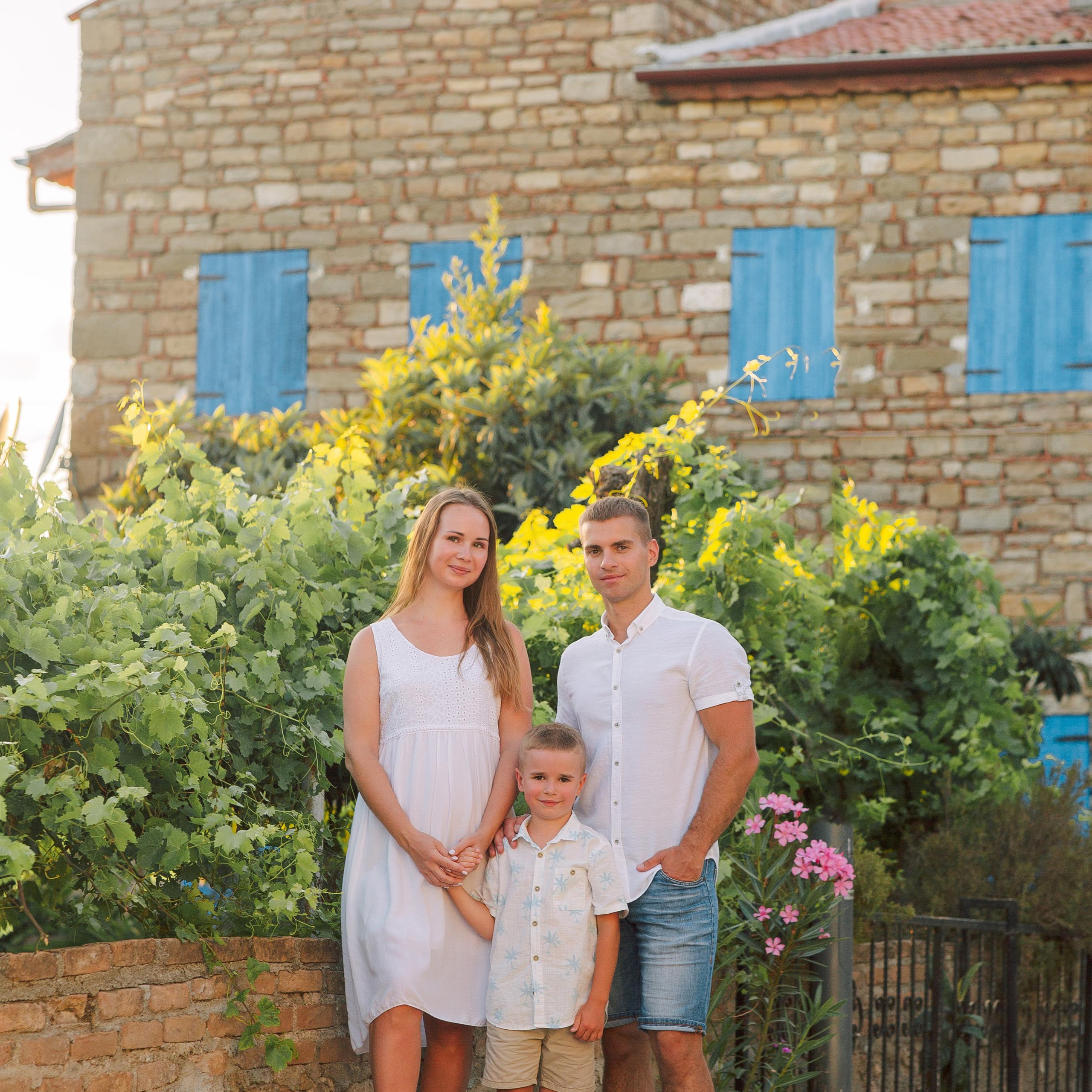 Family photoshooting in the ancient city of Side at sunset. Alsu Develi, Photographer in Turkey, Alanya, Side, Belek, Antalya, Kemer, Turkiye. Photoshooting in Alanya. Photosession in Belek, Side