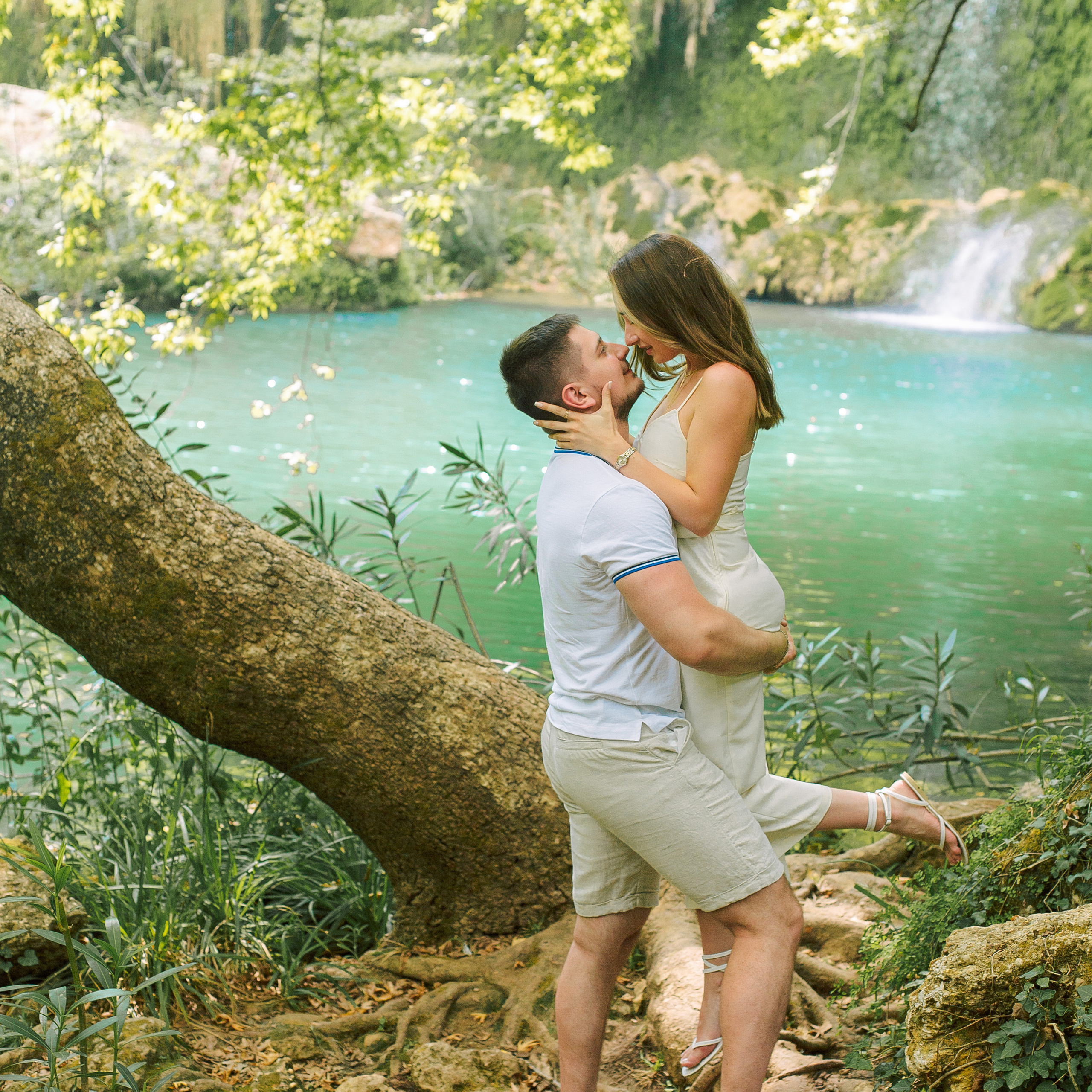 Love story at the waterfall. Alsu Develi, Photographer in Turkey, Alanya, Side, Belek, Antalya, Kemer, Turkiye. Photoshooting in Alanya. Photosession in Belek, Side