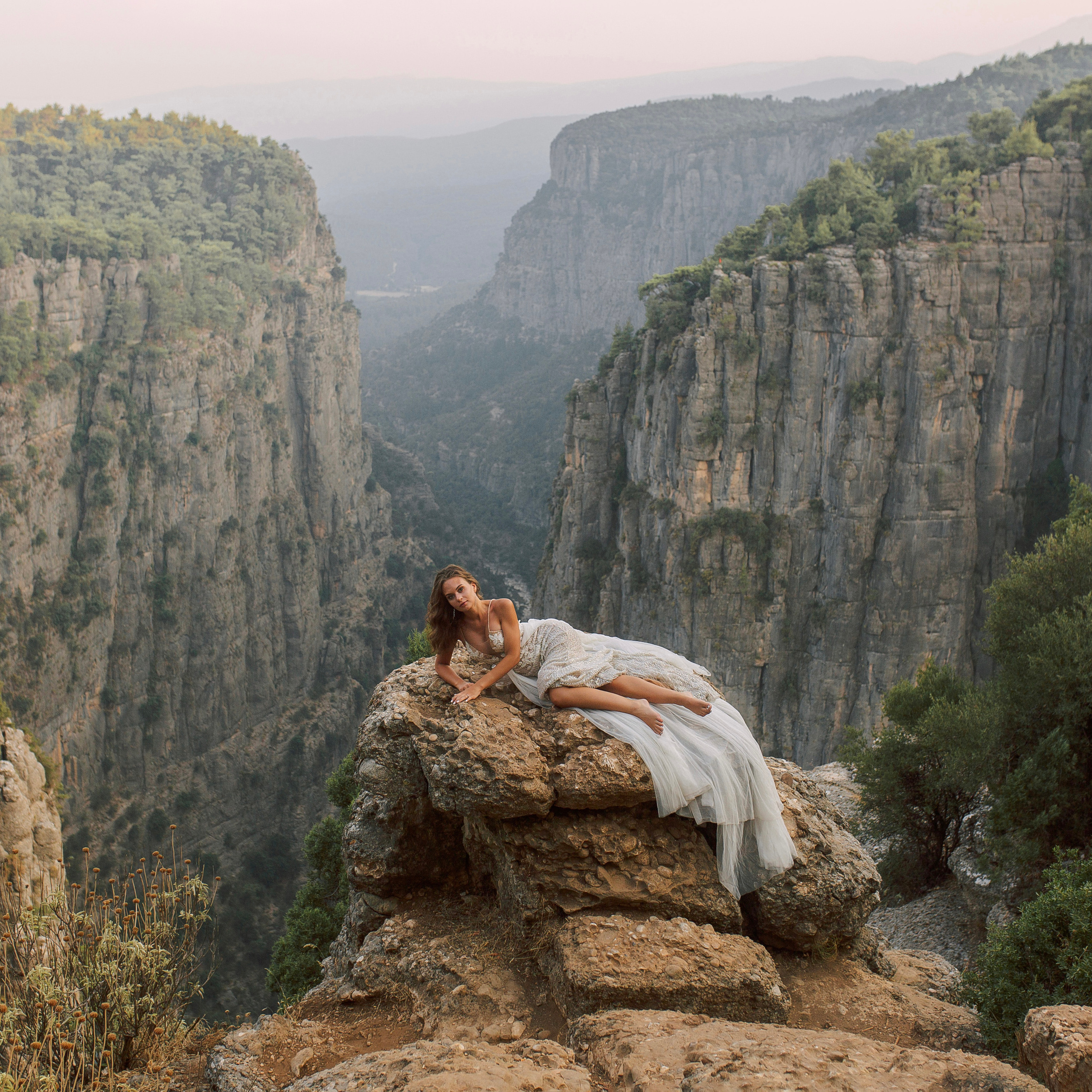Wedding photo shoot in the canyon. Alsu Develi, Photographer in Turkey, Alanya, Side, Belek, Antalya, Kemer, Turkiye. Photoshooting in Alanya. Photosession in Belek, Side