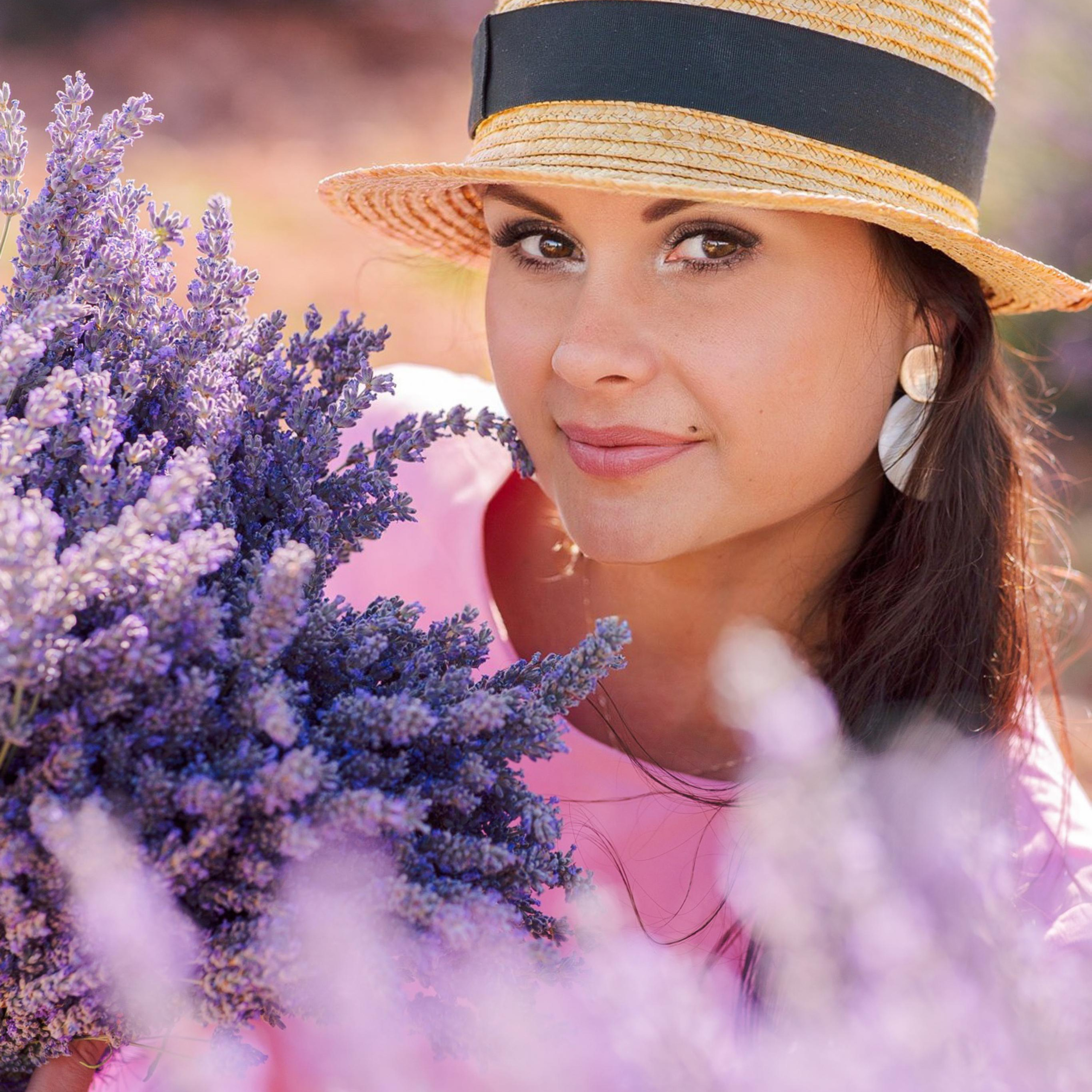 Individual photo session in a lavender field