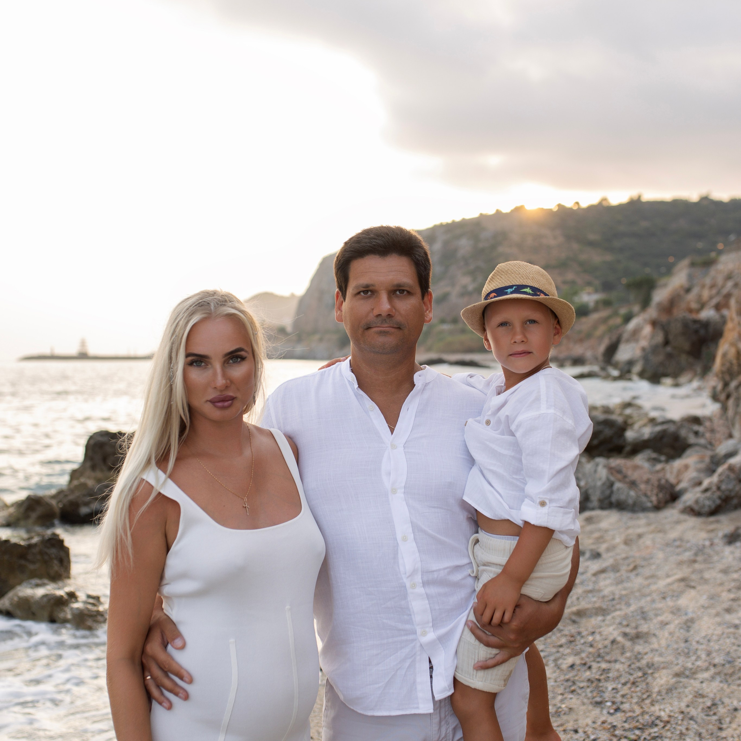 Family photo session on Cleopatra Beach at sunset…. Alsu Develi, Photographer in Turkey, Alanya, Side, Belek, Antalya, Kemer, Turkiye. Photoshooting in Alanya. Photosession in Belek, Side