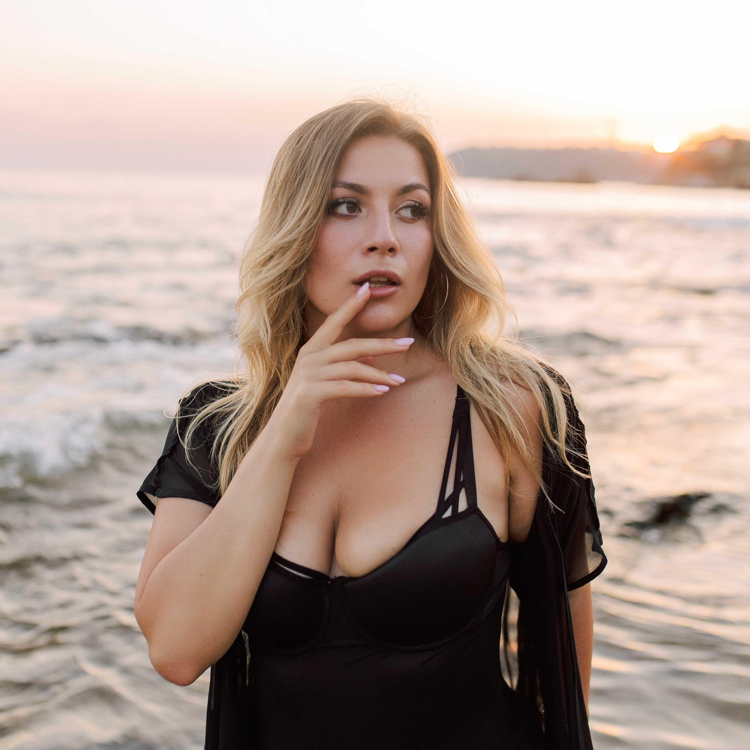 Скалы. Фотосессия на пляже со скалами. Алсу Девели. Фотограф в Алании в Турции, Аланья, Сиде, Белек, Анталия, Кемер, Конаклы, Окурджалар. Фотосъемки в Алании. Фотосессия в Алания