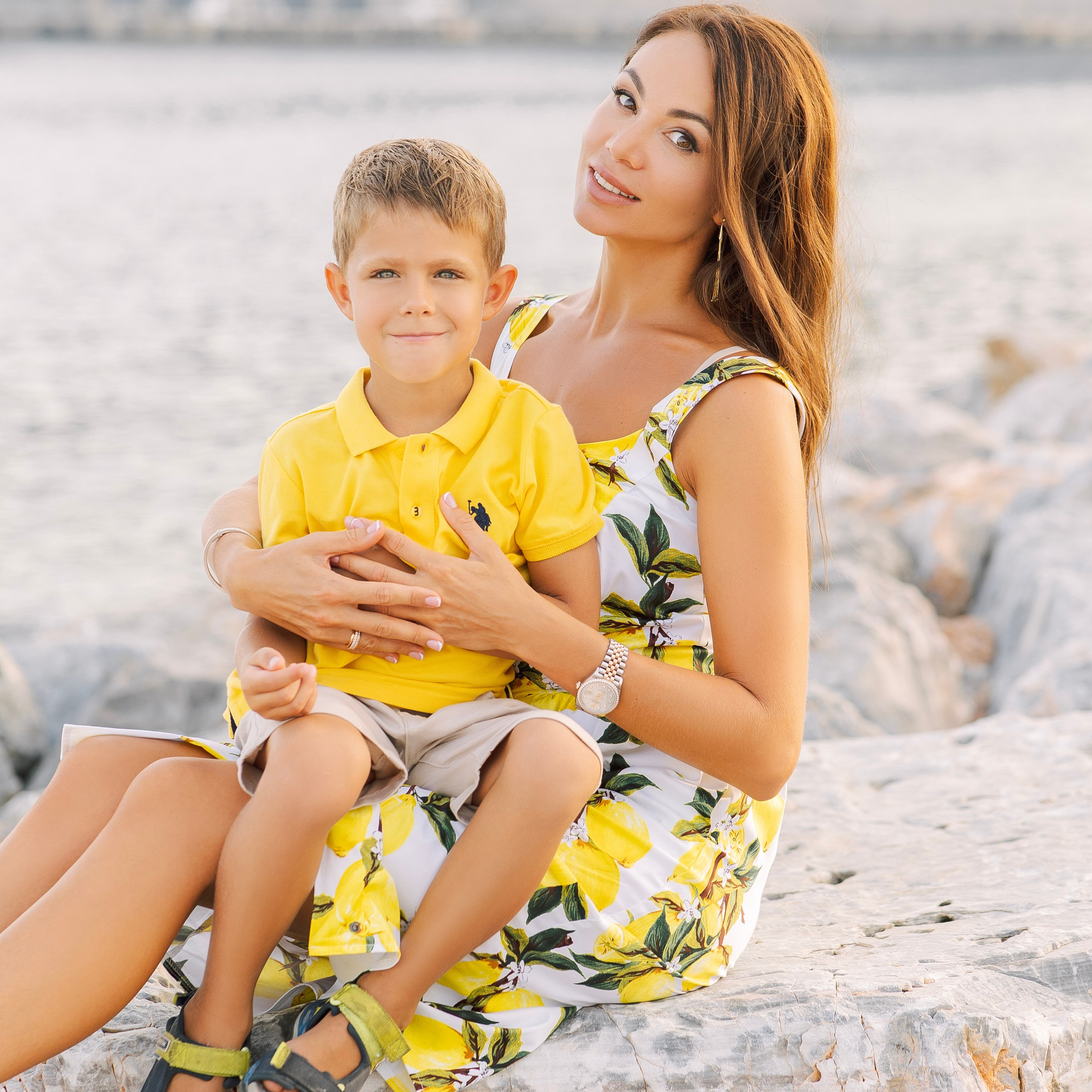 Фотосессия для большой и нарядной семьи в порту Аланьи. Алсу Девели. Фотограф в Алании в Турции, Аланья, Сиде, Белек, Анталия, Кемер, Конаклы, Окурджалар. Фотосъемки в Алании. Фотосессия в Алания