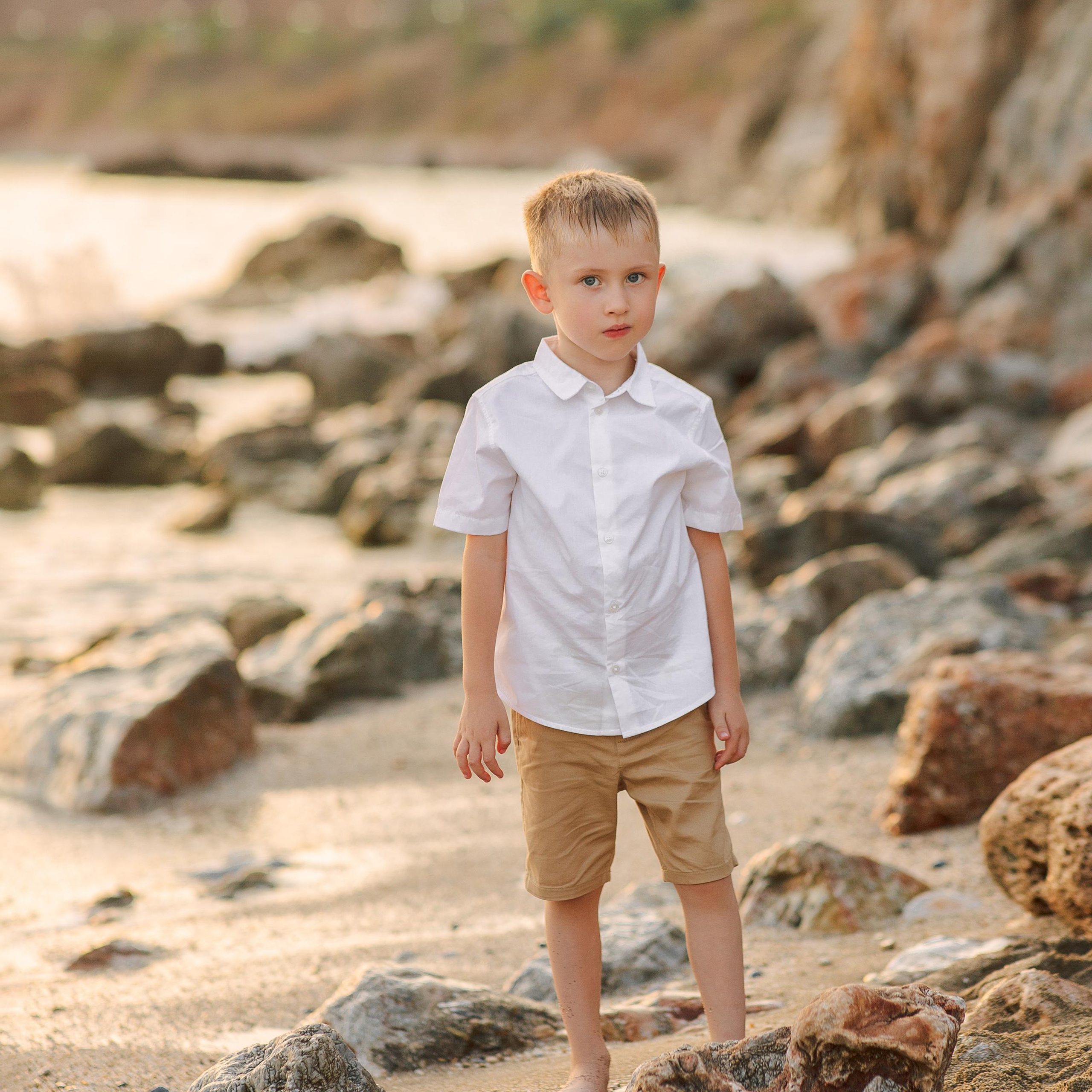 Family photo session on Cleopatra Beach at sunset. Alsu Develi, Photographer in Turkey, Alanya, Side, Belek, Antalya, Kemer, Turkiye. Photoshooting in Alanya. Photosession in Belek, Side