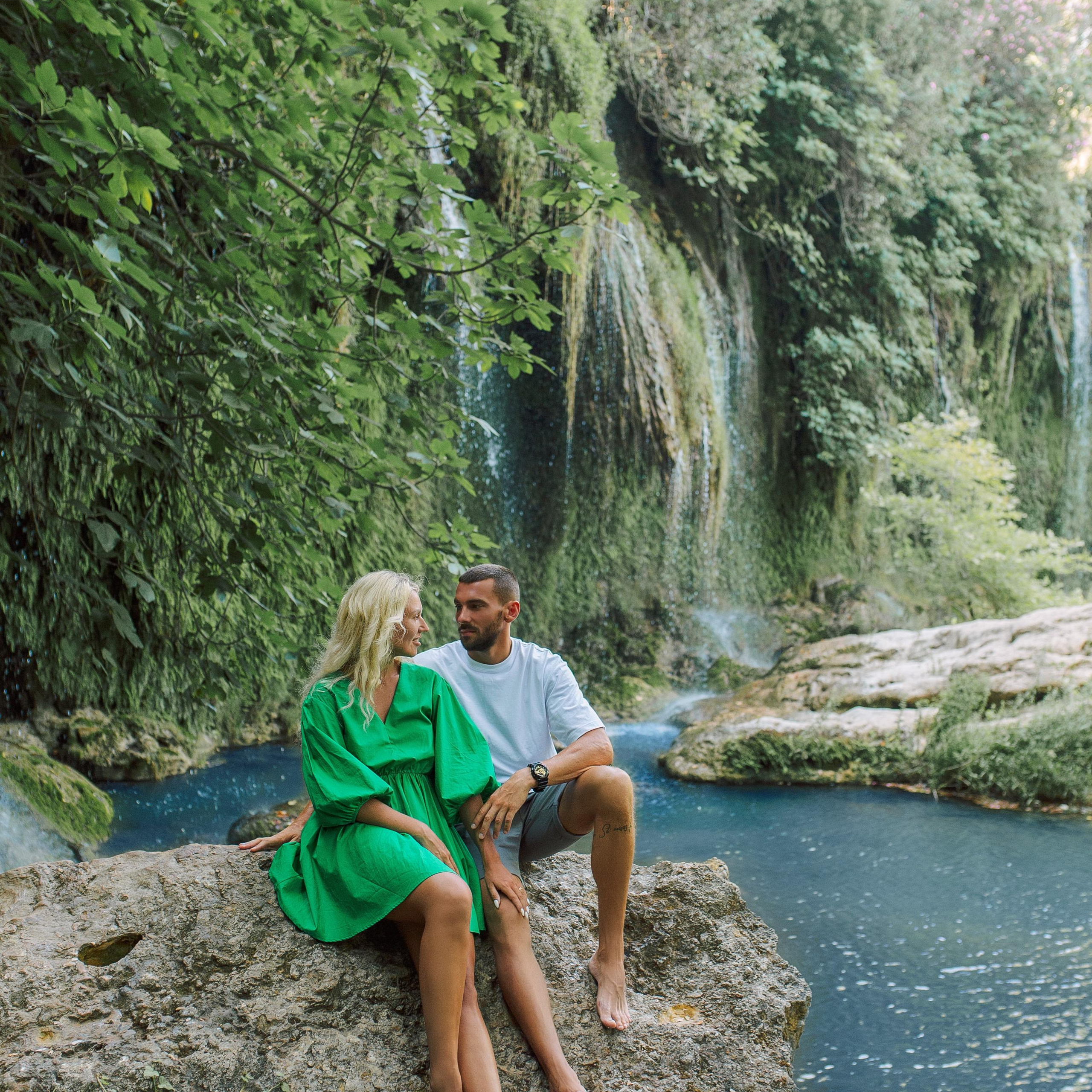 Лавстори у водопада. Алсу Девели. Фотограф в Алании в Турции, Аланья, Сиде, Белек, Анталия, Кемер, Конаклы, Окурджалар. Фотосъемки в Алании. Фотосессия в Алания