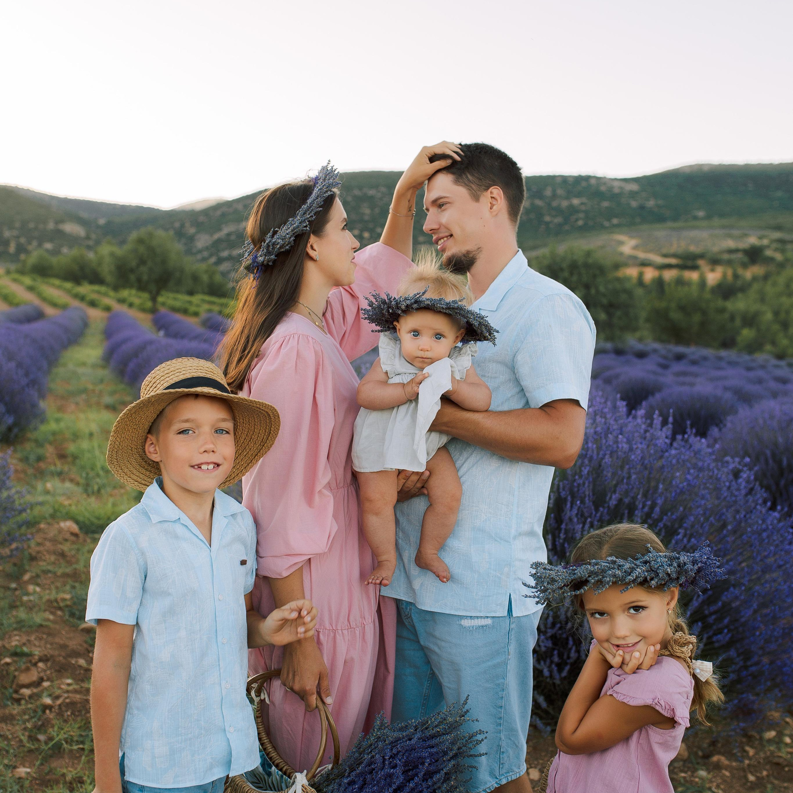 Семейная фотосессия на лавандовых полях. Алсу Девели. Фотограф в Алании в Турции, Аланья, Сиде, Белек, Анталия, Кемер, Конаклы, Окурджалар. Фотосъемки в Алании. Фотосессия в Алания