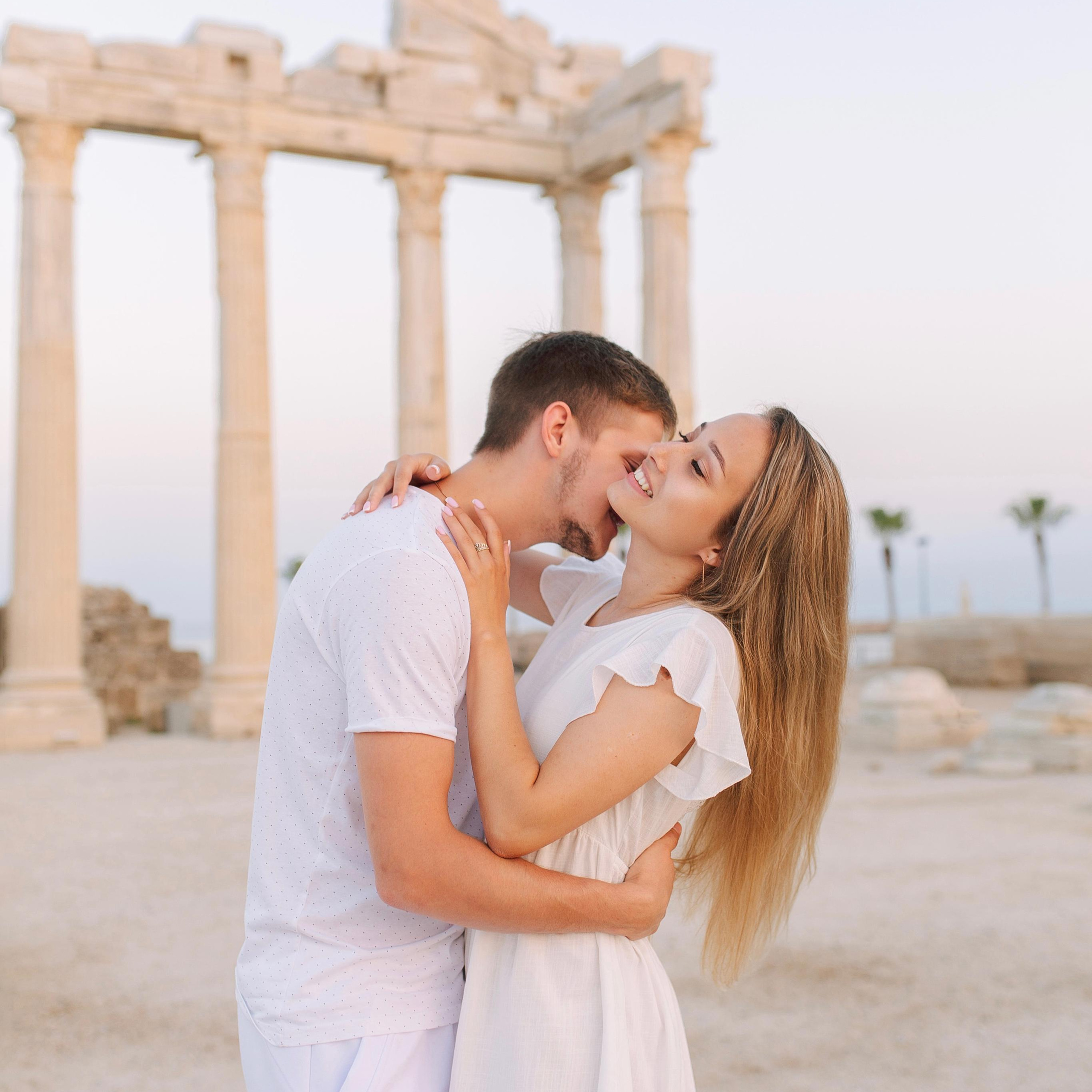 Couple photo shoot in the ancient city of Side at sunrise. Alsu Develi, Photographer in Turkey, Alanya, Side, Belek, Antalya, Kemer, Turkiye. Photoshooting in Alanya. Photosession in Belek, Side