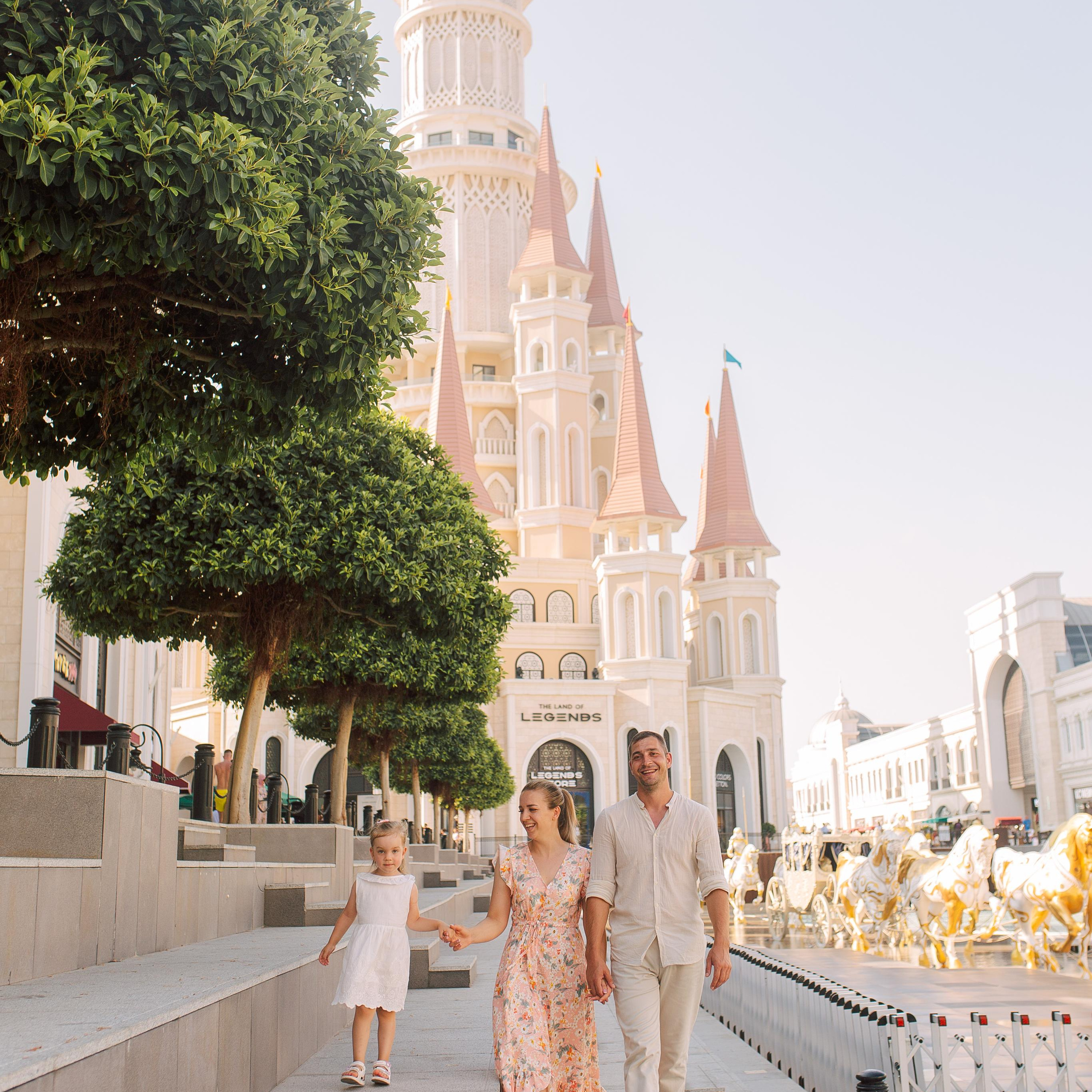 Family photo session in the Land of Legends park. Alsu Develi, Photographer in Turkey, Alanya, Side, Belek, Antalya, Kemer, Turkiye. Photoshooting in Alanya. Photosession in Belek, Side